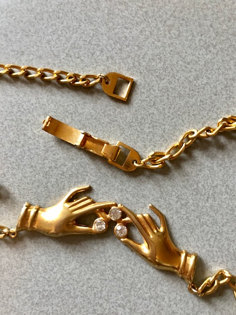 Vintage Necklace Two Hands. FriperieJansen