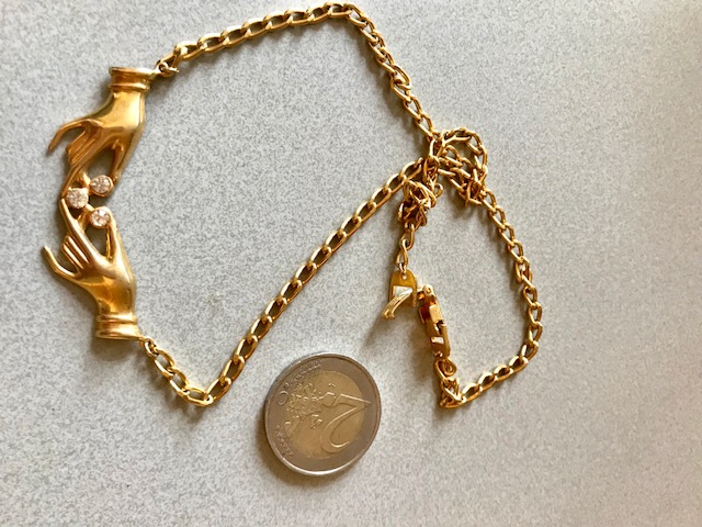 Vintage Necklace Two Hands. FriperieJansen