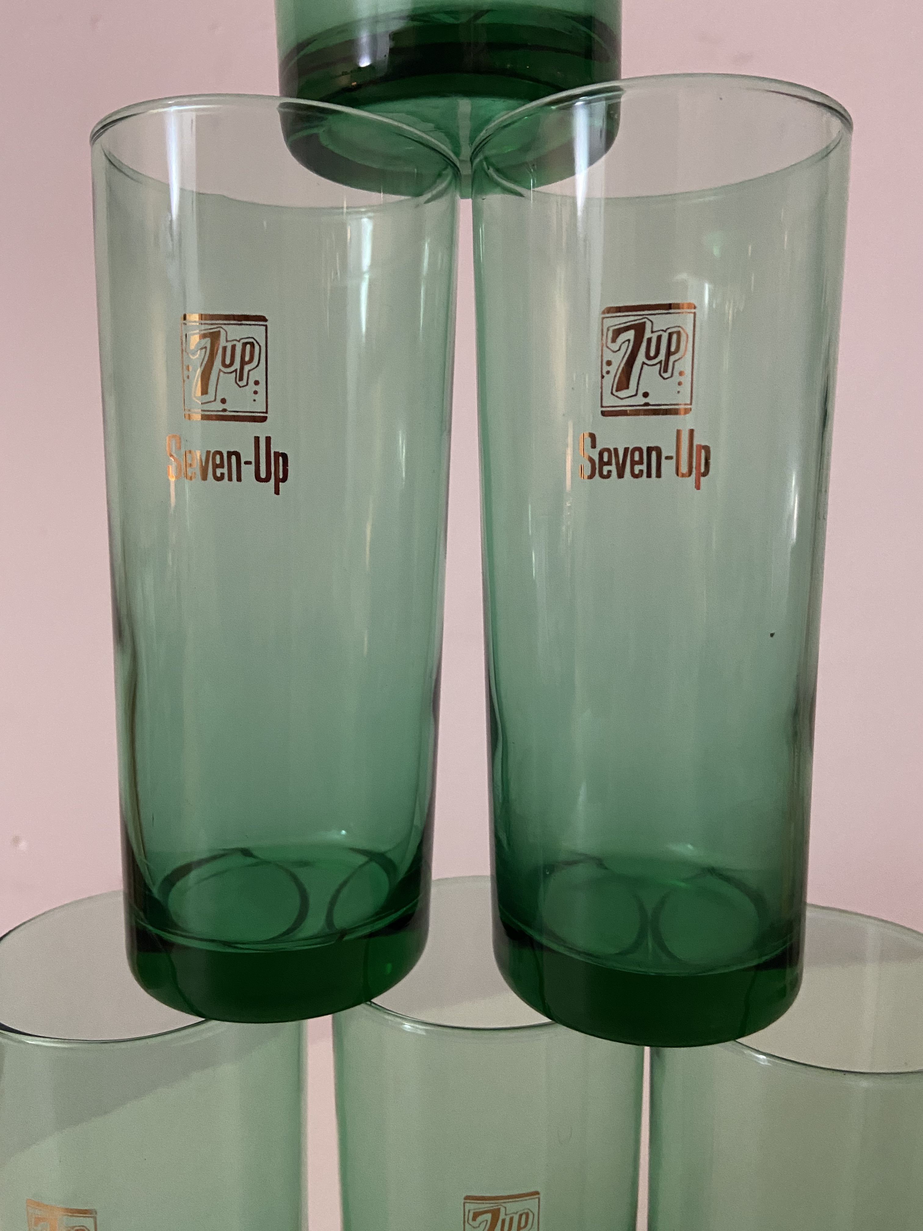 Groene limonade glazen met goud 7-Up logo