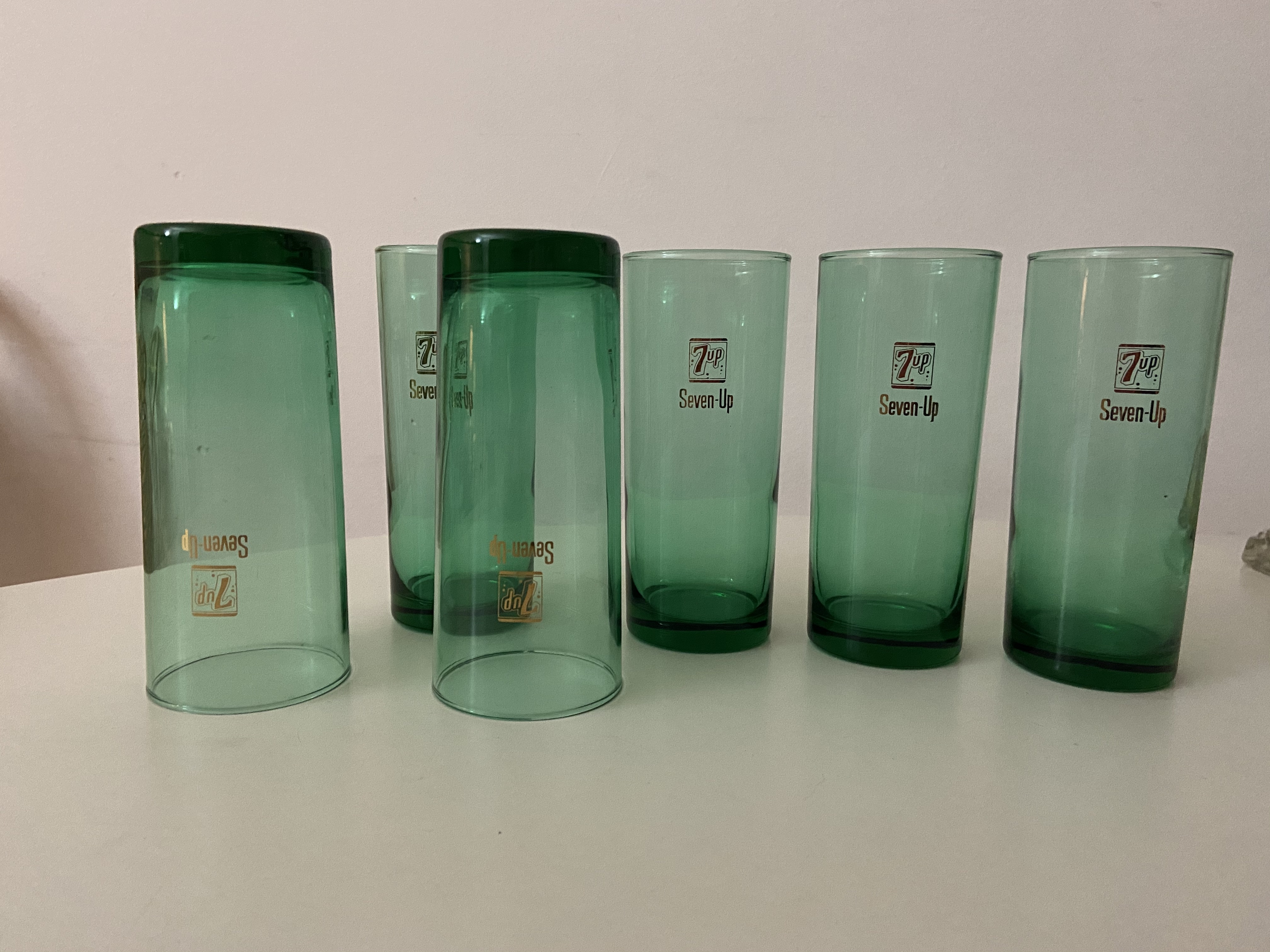 Groene limonade glazen met goud 7-Up logo