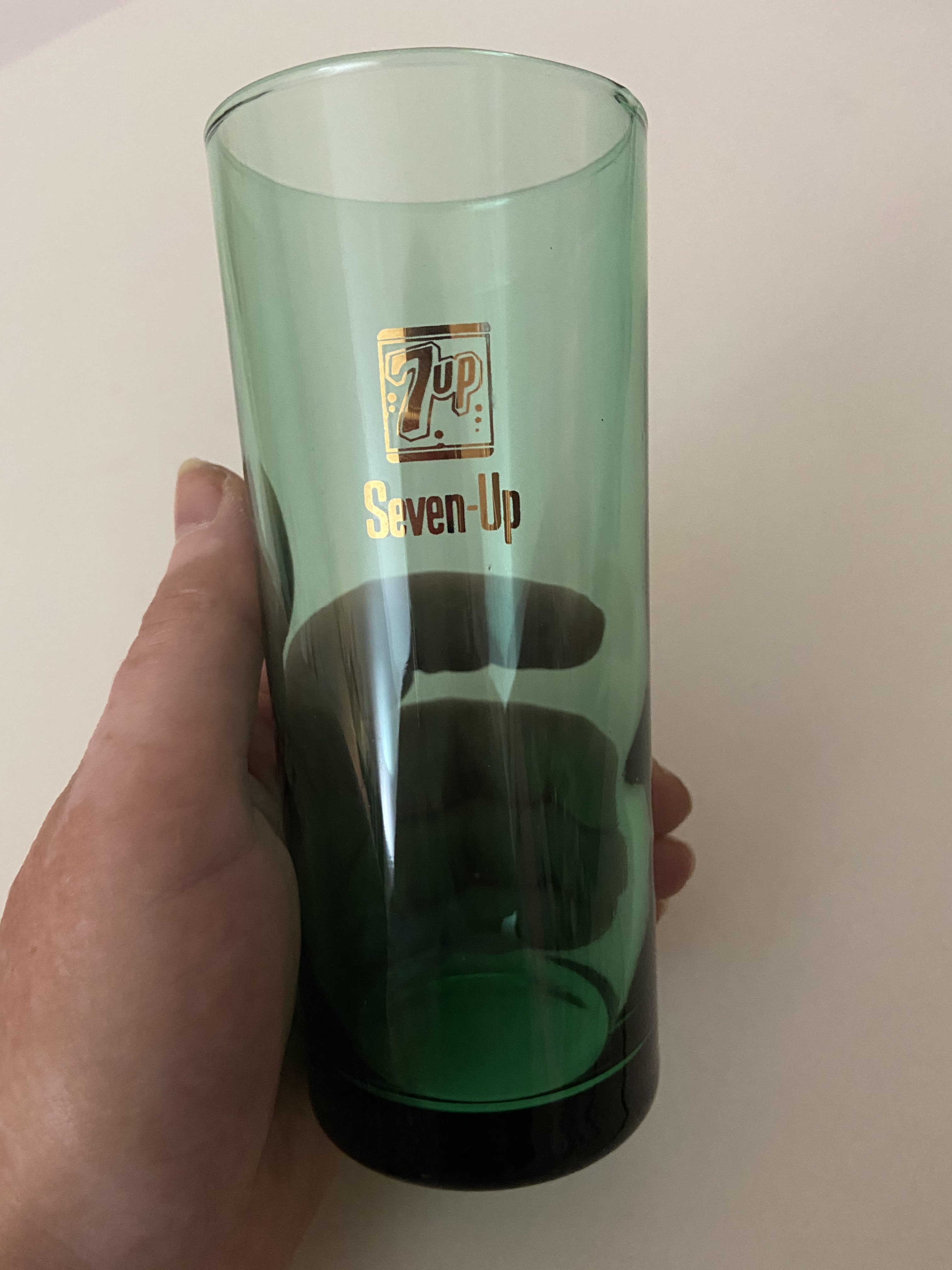 Groene limonade glazen met goud 7-Up logo