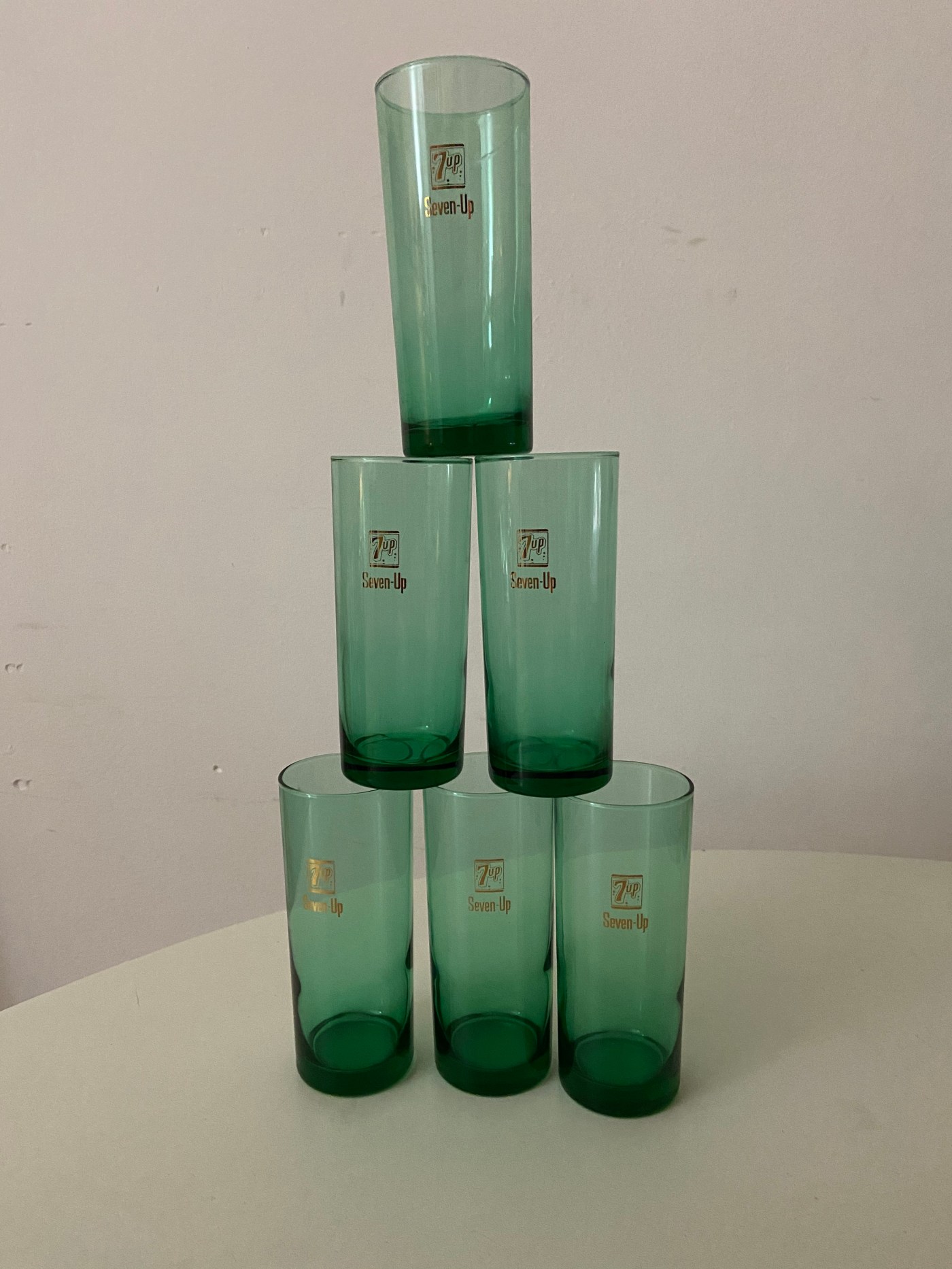 Groene limonade glazen met goud 7-Up logo