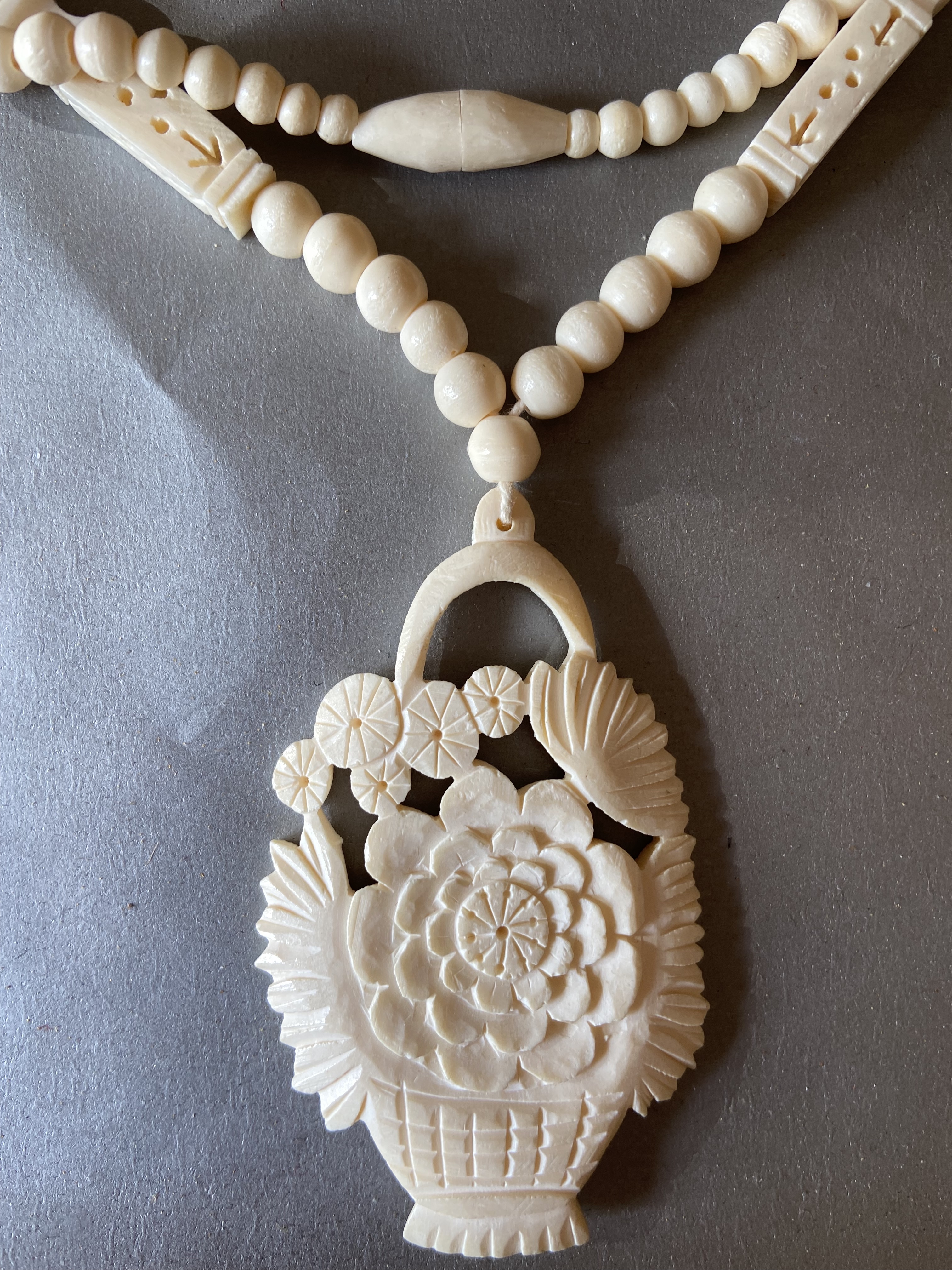 Ketting met boeket hanger uit been gesneden