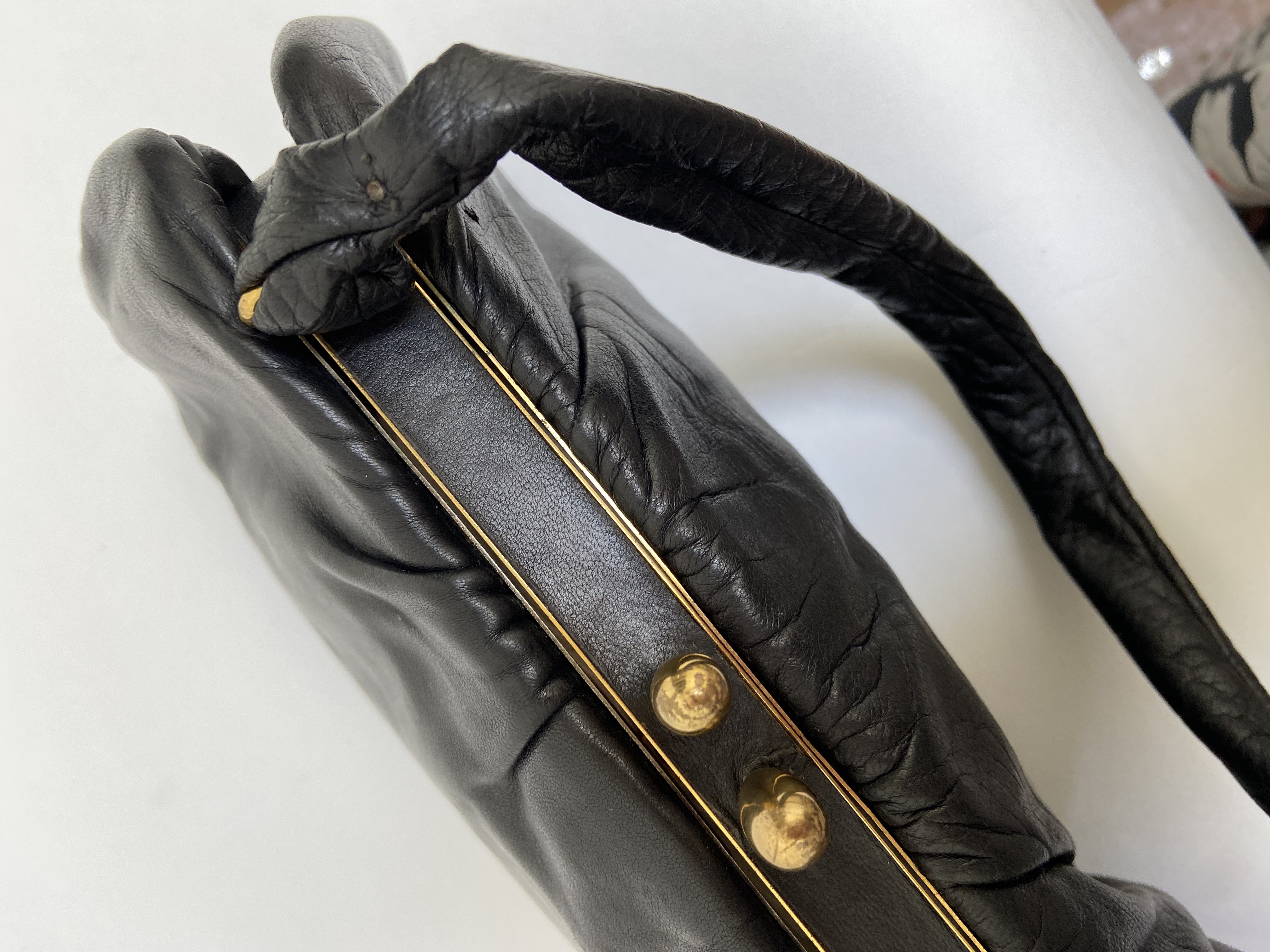 Zachte zwart leren handtas uit de eerste helft van de 20ste eeuw