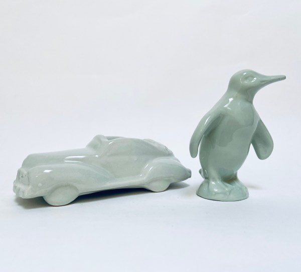 Art Deco beeldjes auto en pinguin in celadon keramiek