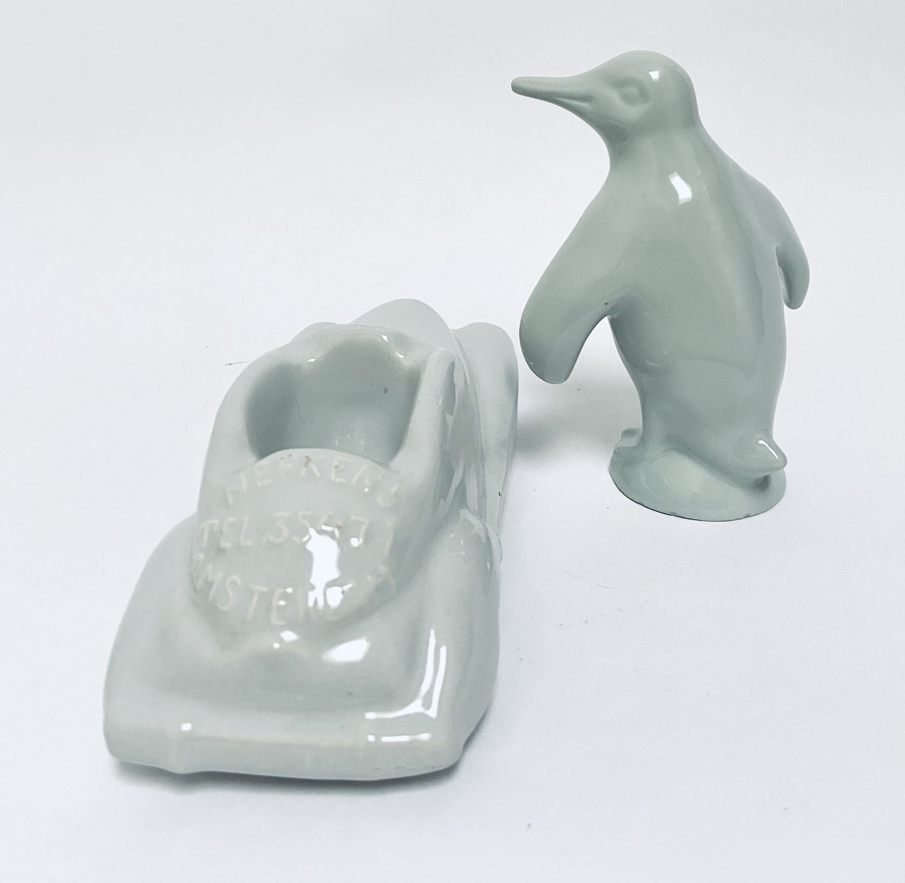 Art Deco beeldjes auto en pinguin in celadon keramiek