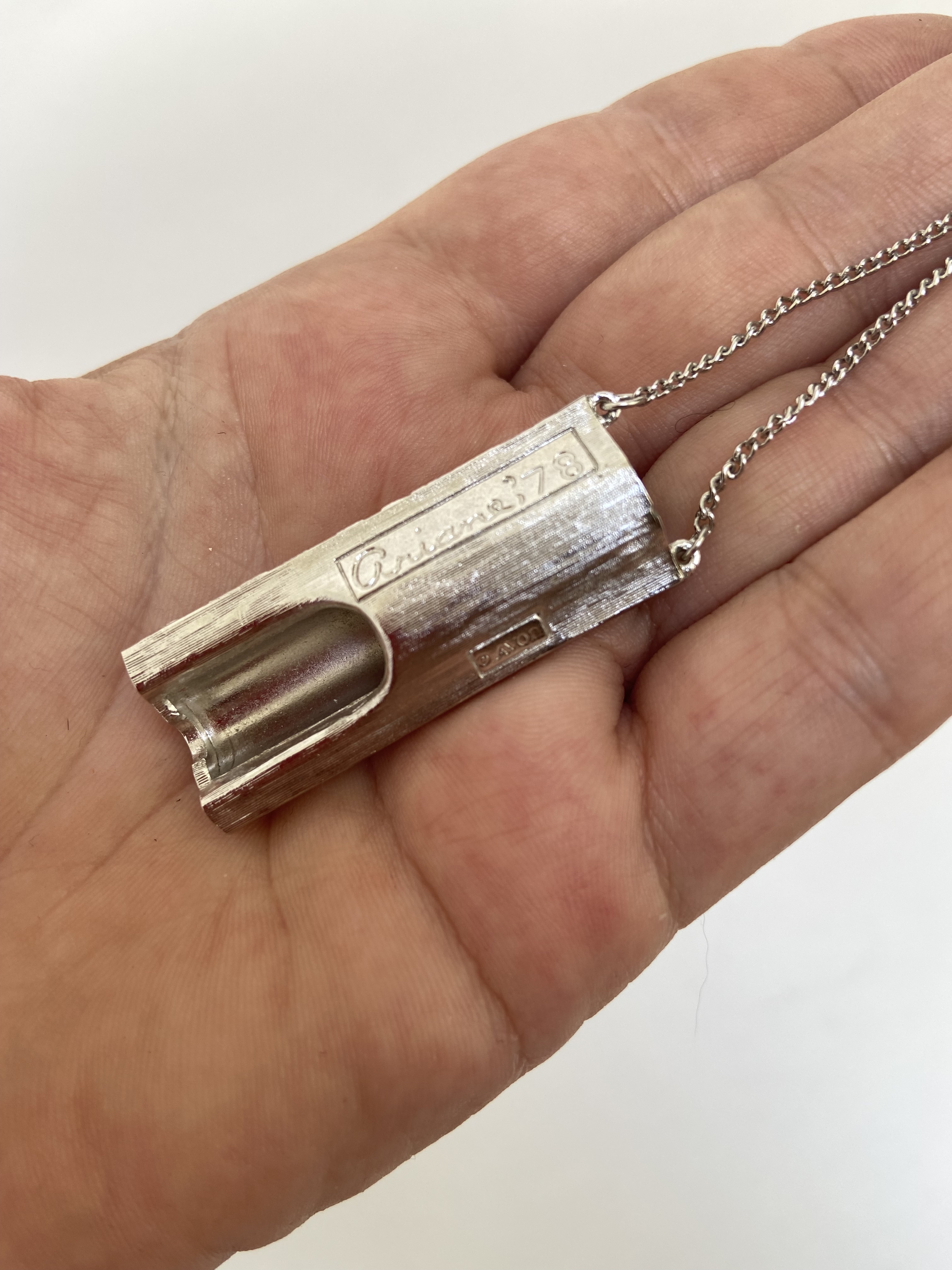 Avon Adriana ’78 lange zilverkleurige ketting