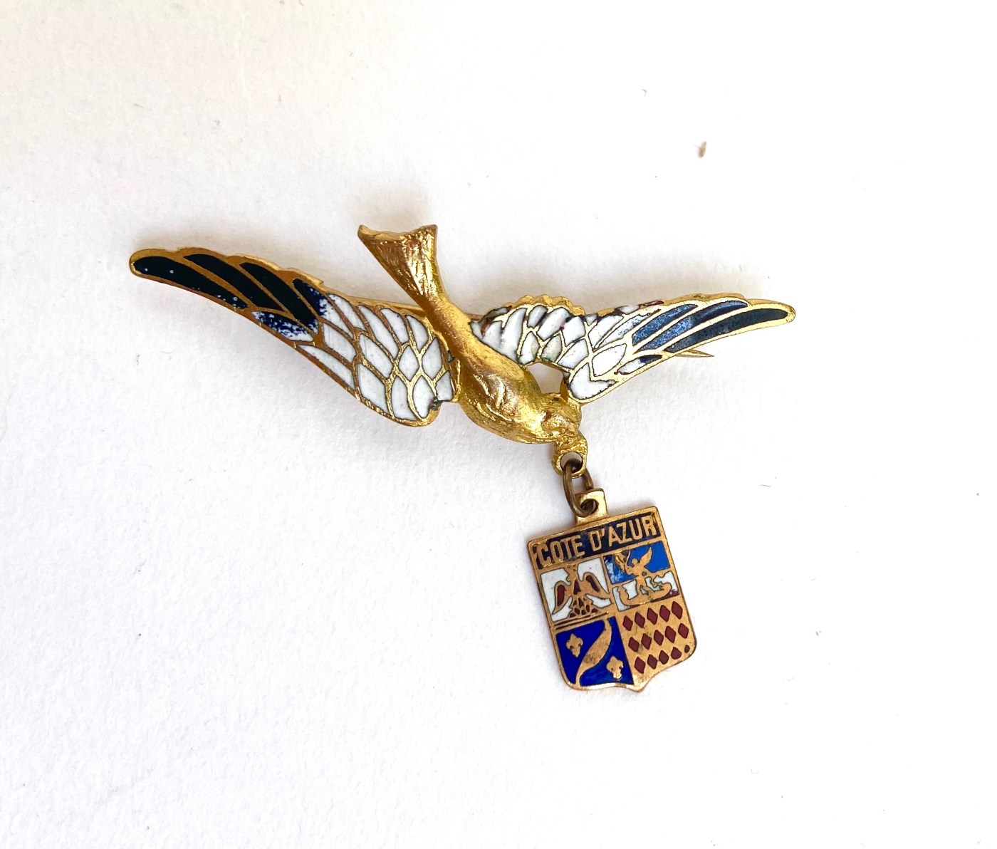 Souvenir broche cloisonné zwaluw met bedeltje Cote D'Azur