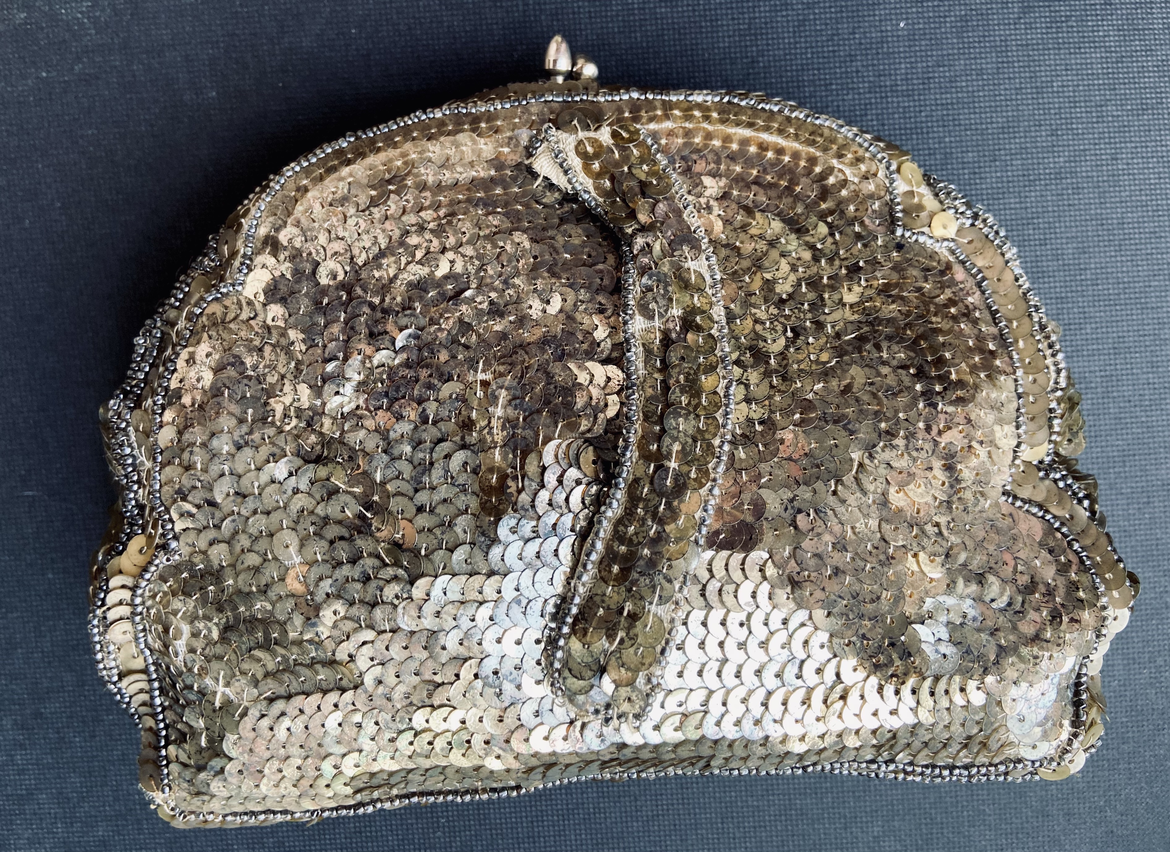 Pailetten avondtasje in goud uit de jaren 30