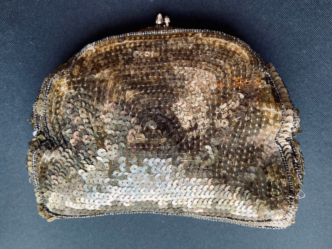Pailetten avondtasje in goud uit de jaren 30