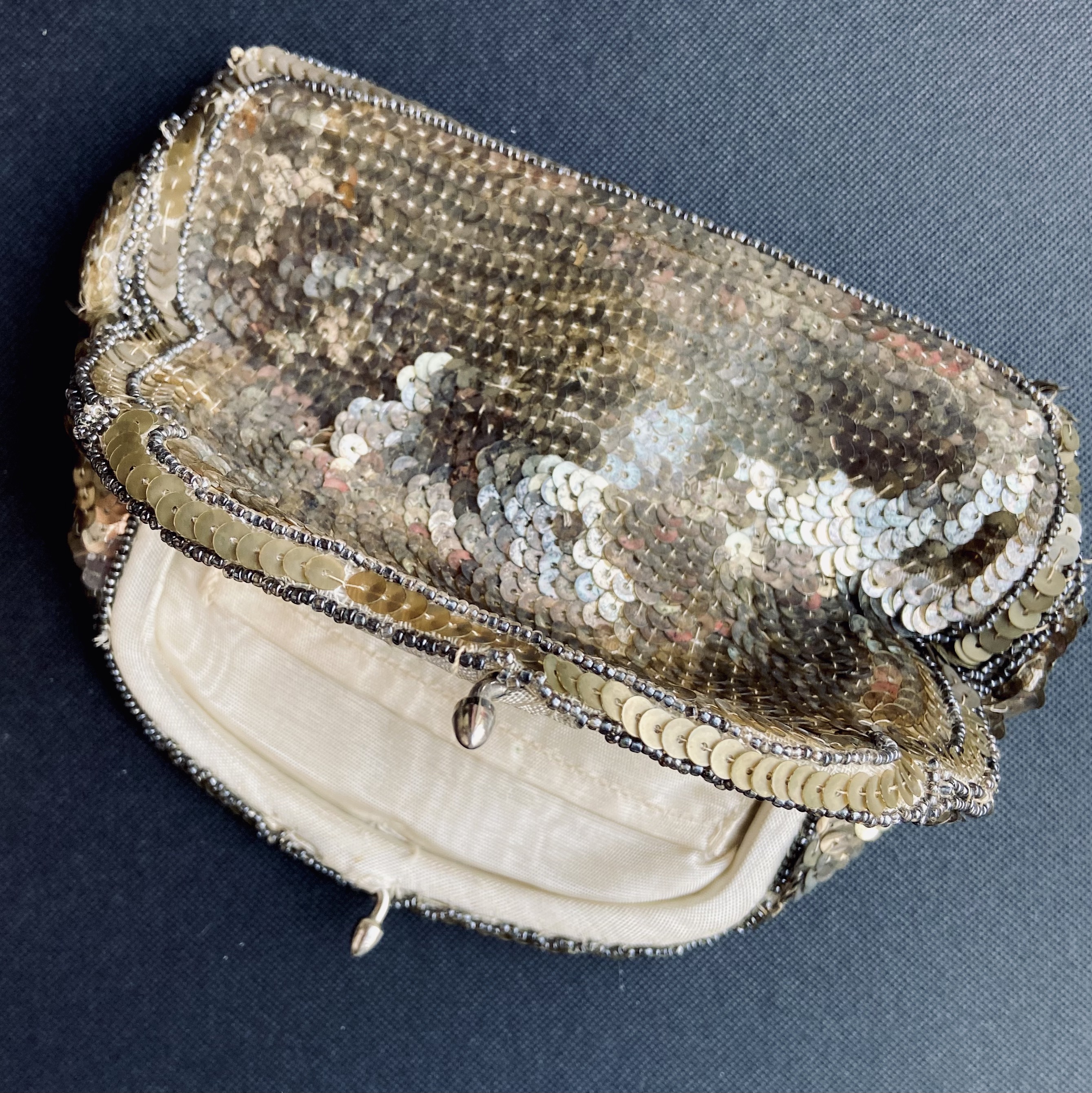 Pailetten avondtasje in goud uit de jaren 30