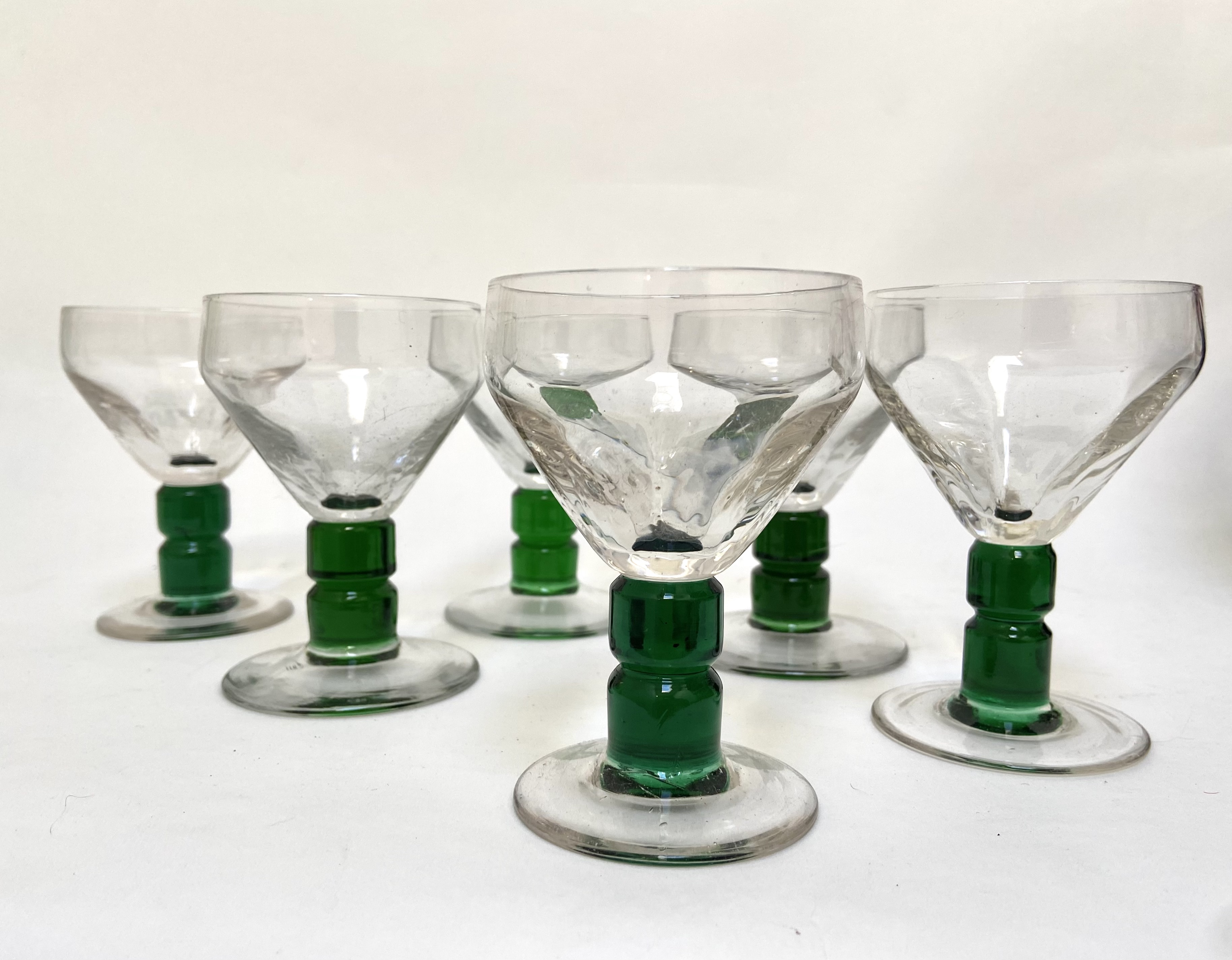 Wijnglazen met stoere groene steel art deco