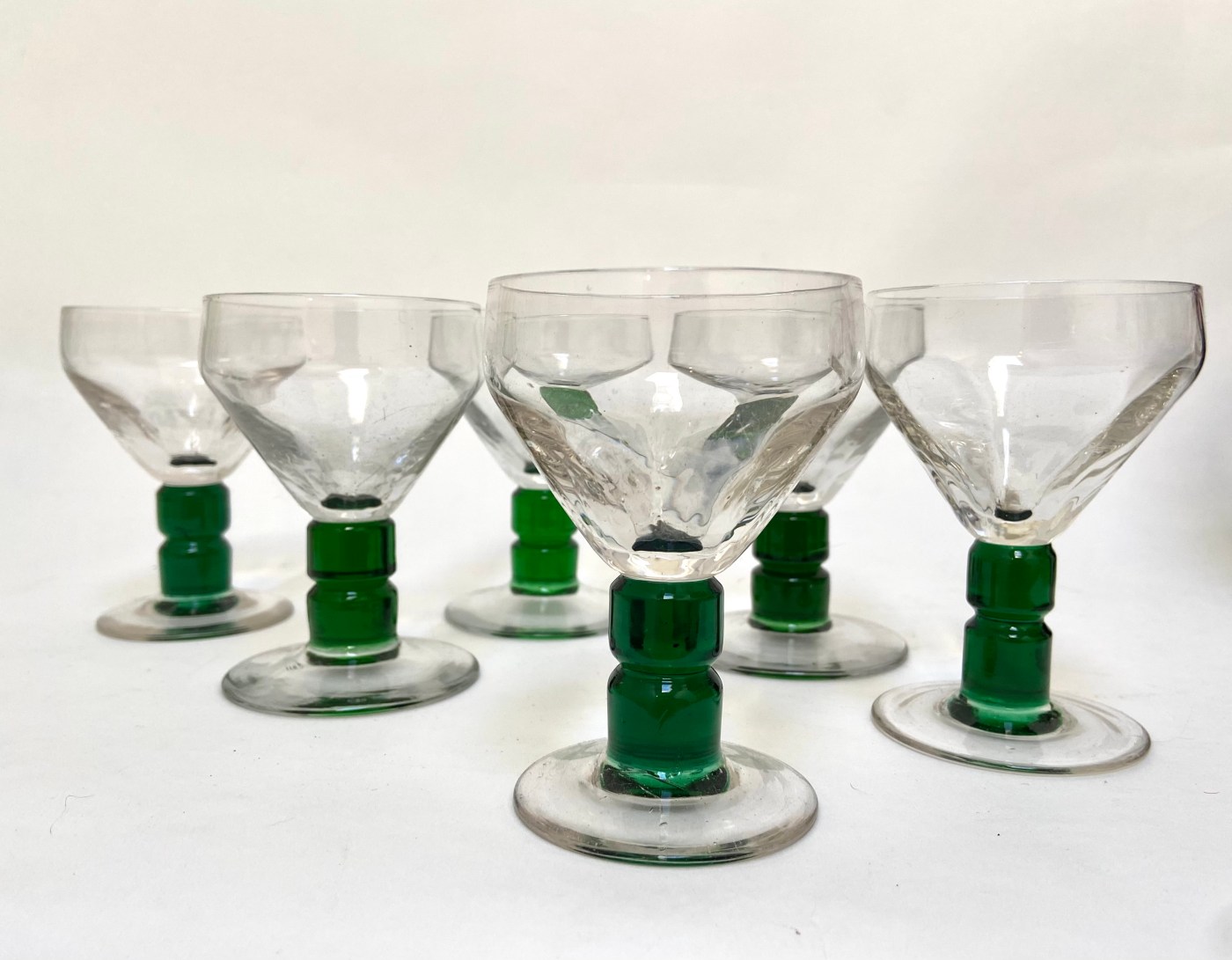 Wijnglazen met stoere groene steel art deco