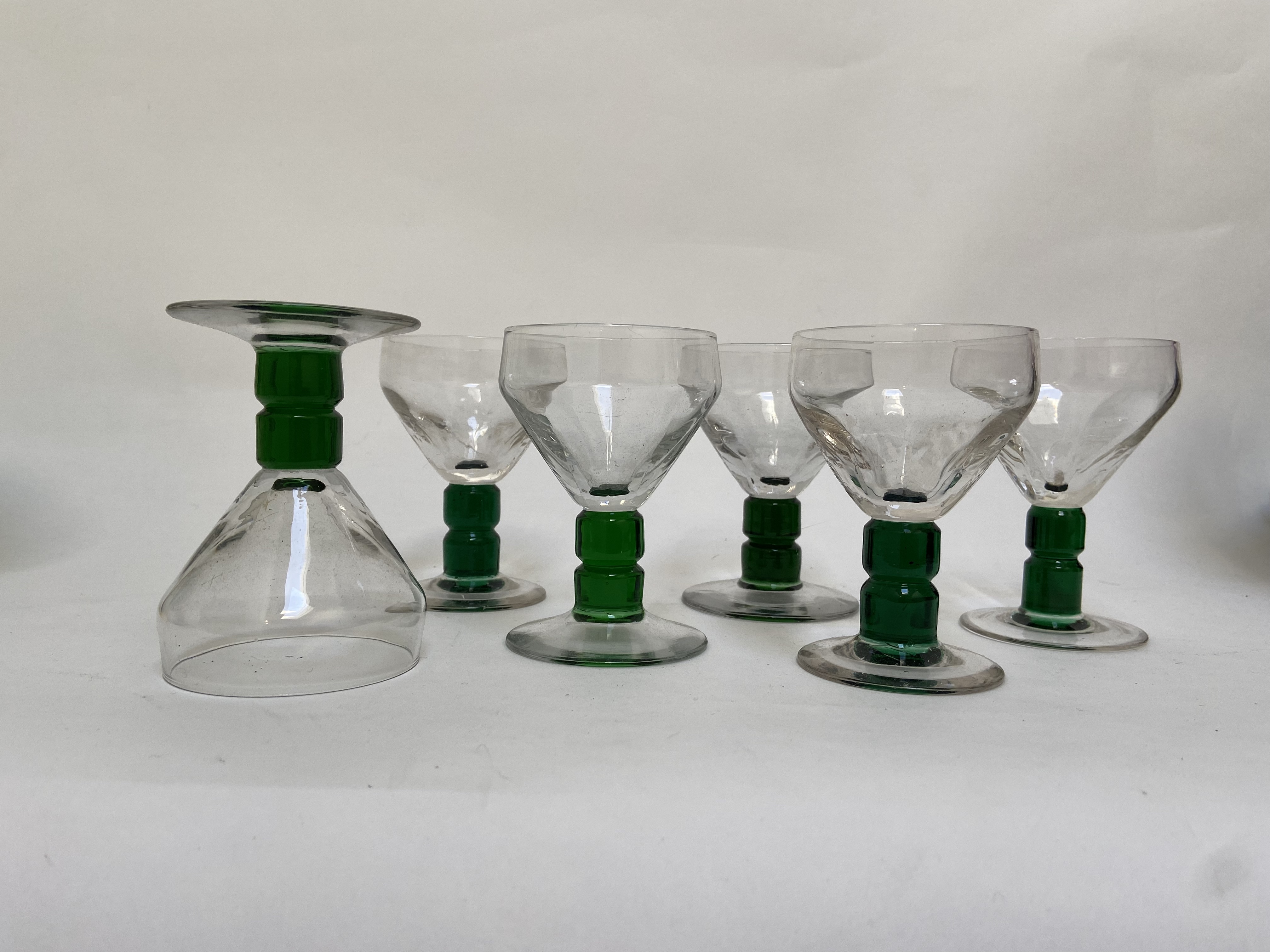 Wijnglazen met stoere groene steel art deco