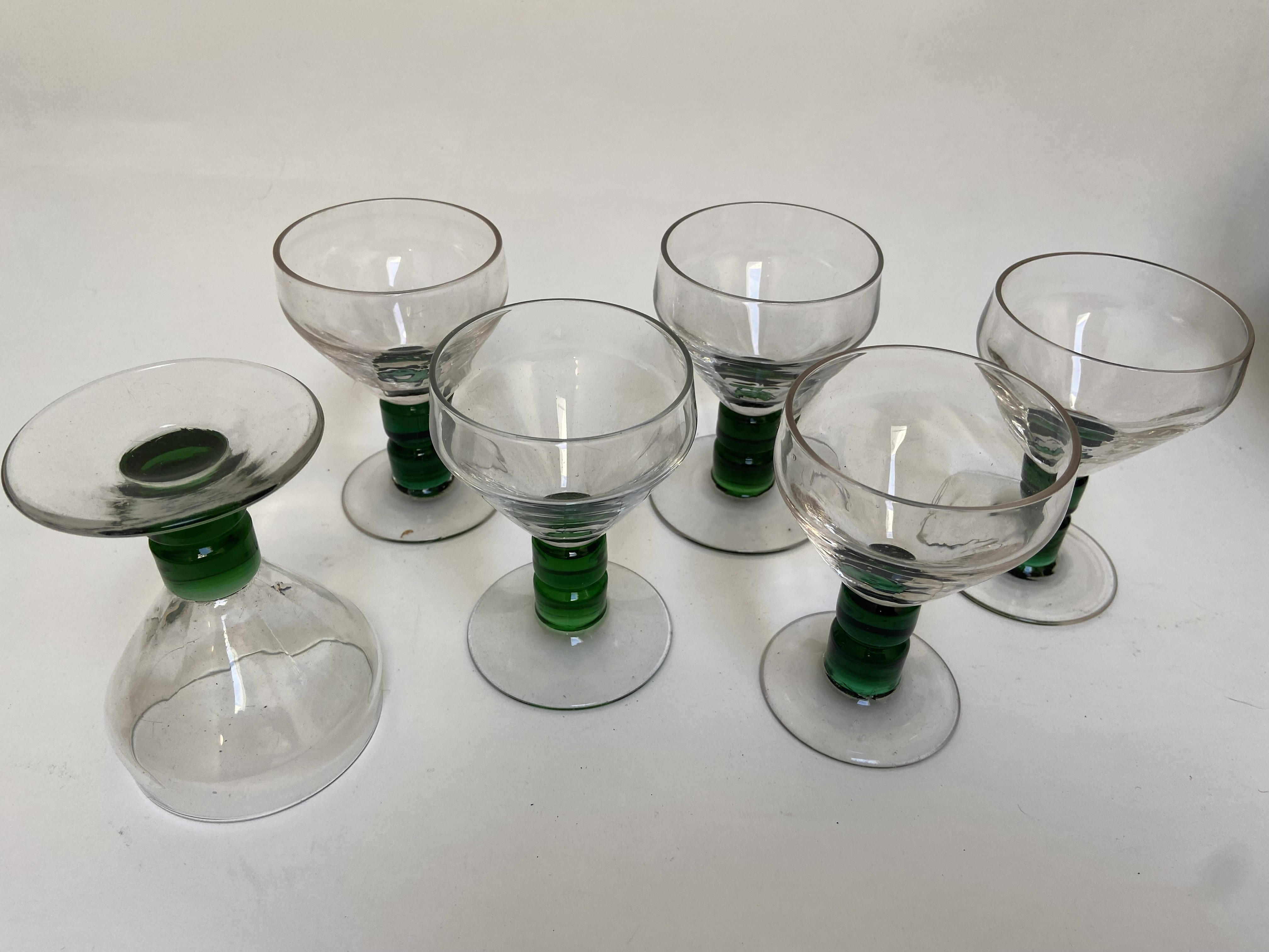 Wijnglazen met stoere groene steel art deco