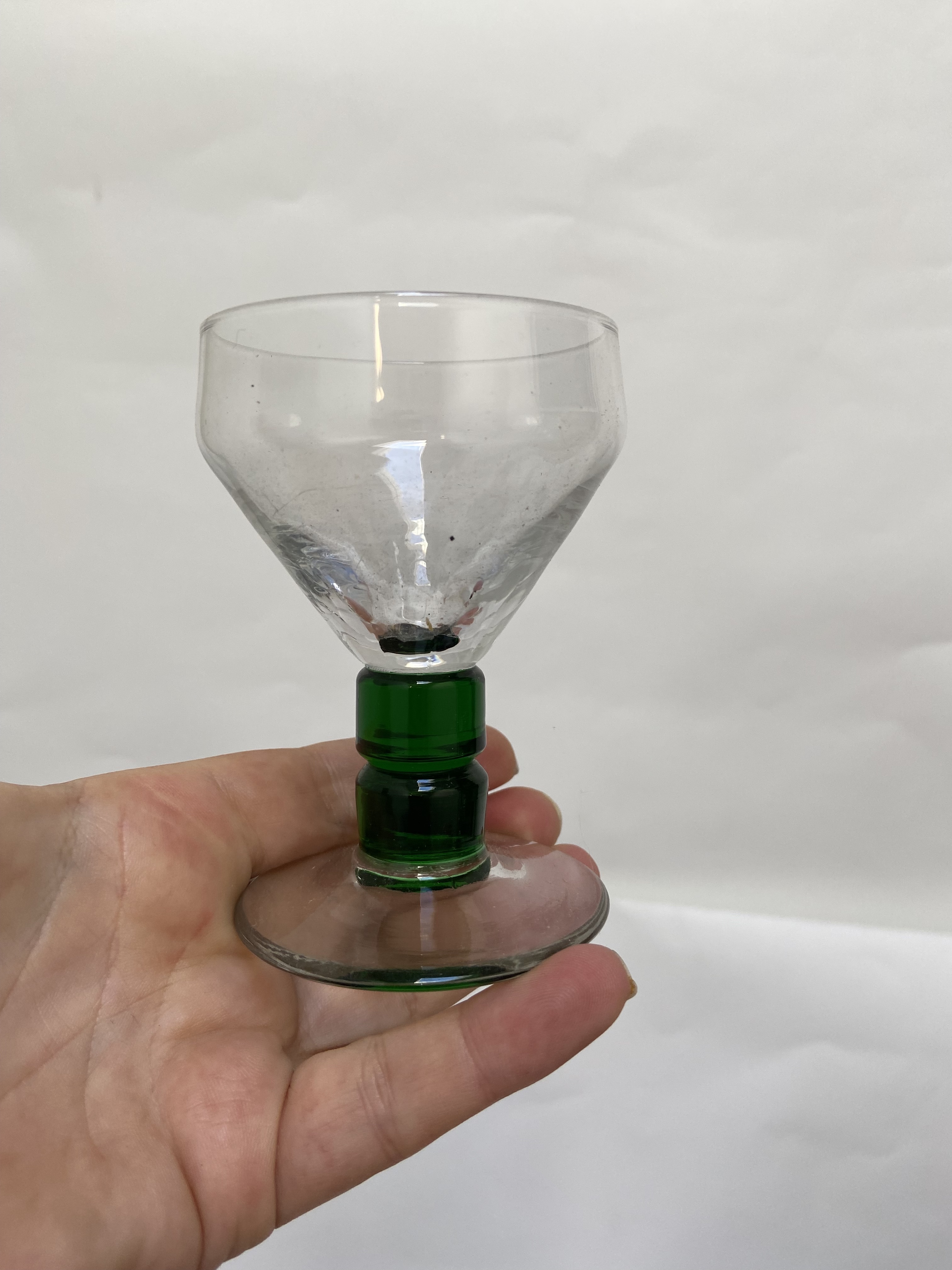 Wijnglazen met stoere groene steel art deco