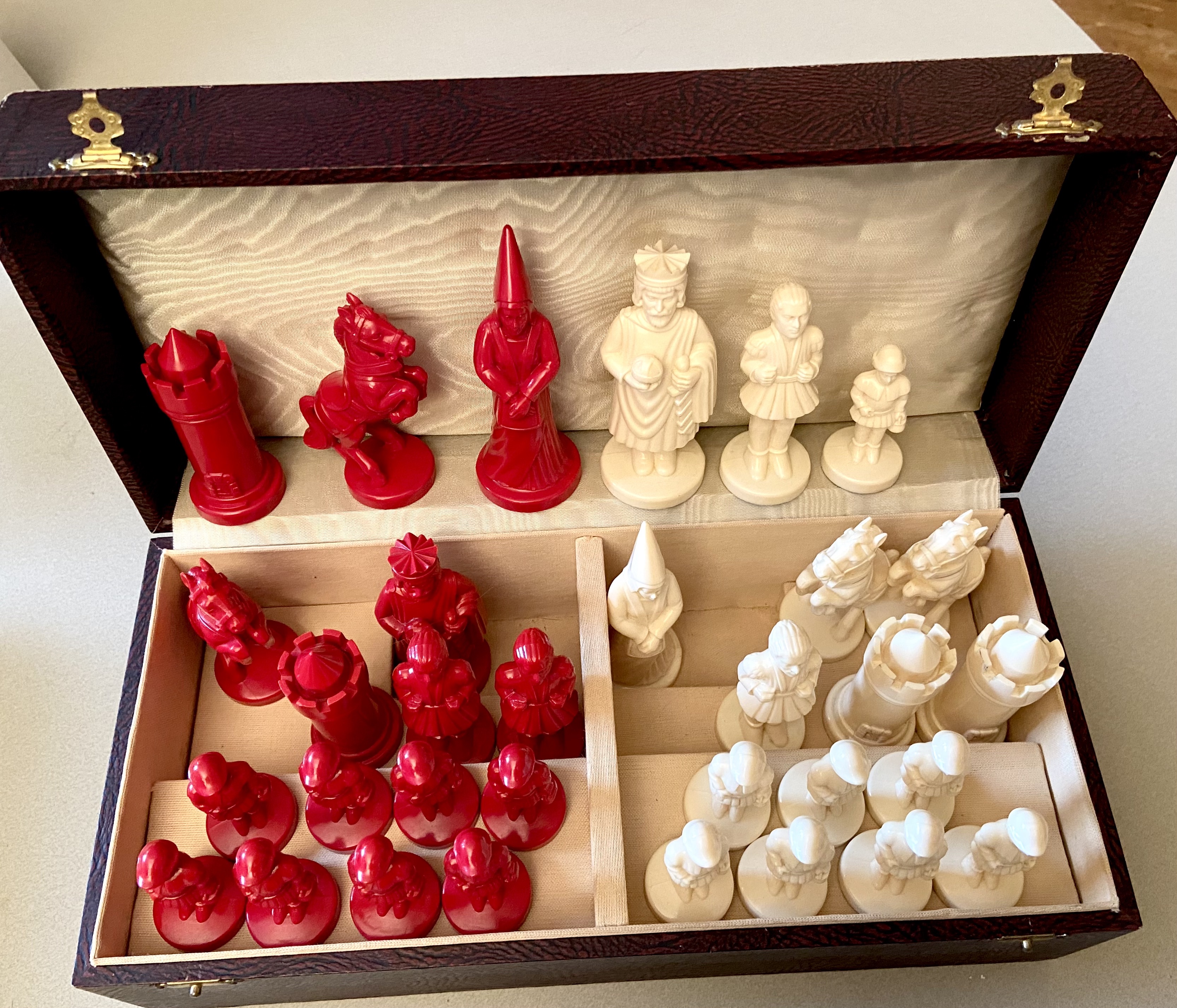 Schaakstukken vintage 70s rood wit middeleeuwen 