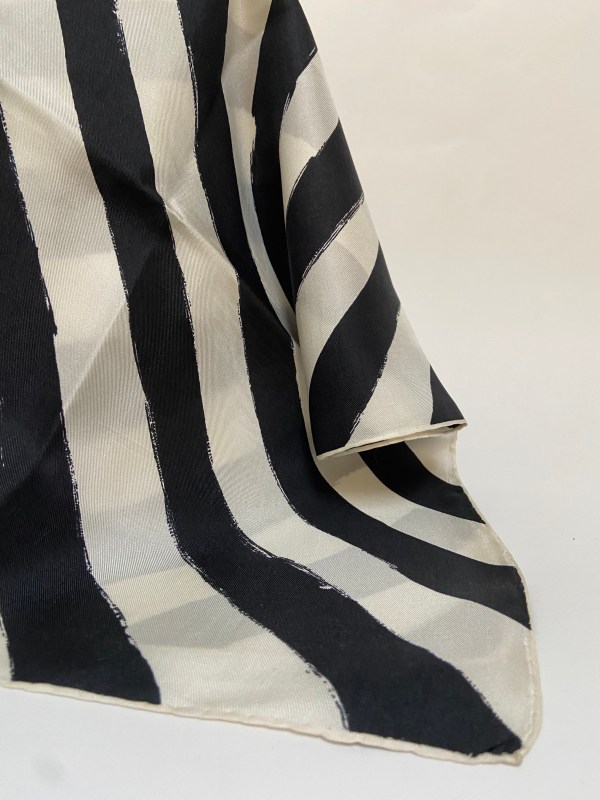 Op-Art zijde sjaal uit de sixties met zwart-witte strepen