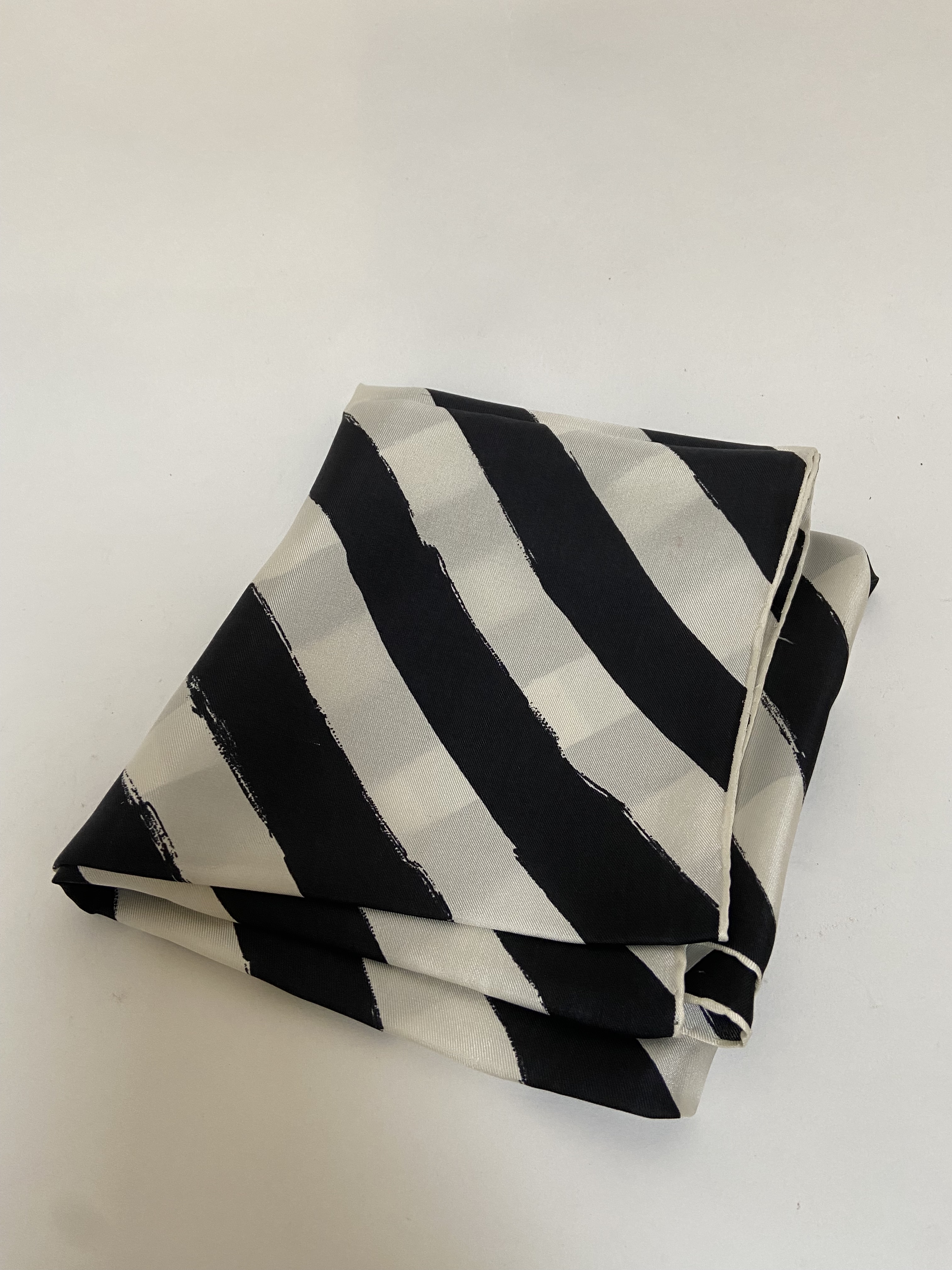 Op-Art zijde sjaal uit de sixties met zwart-witte strepen