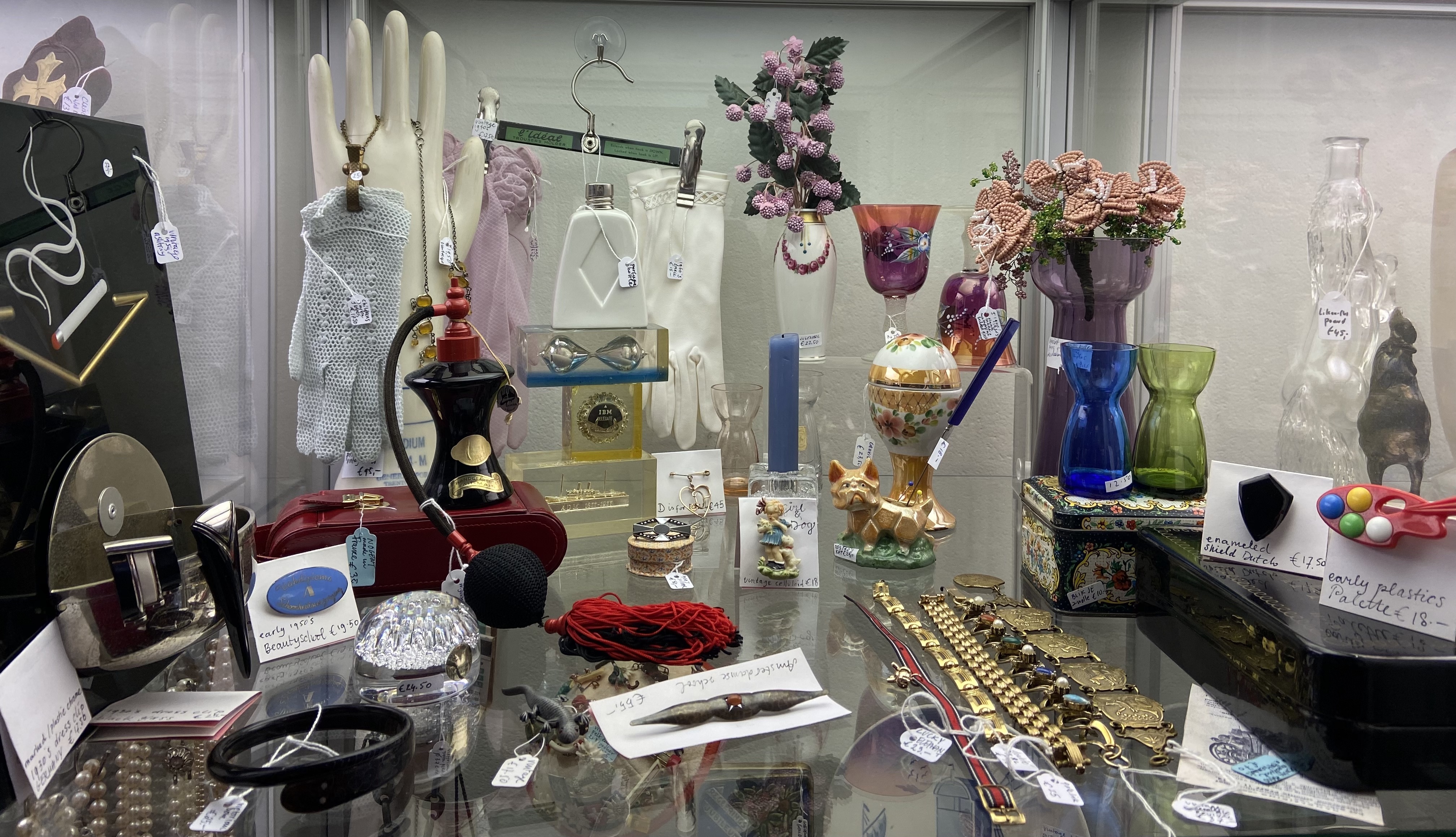 vitrine 402 antiekcentrumamsterdam