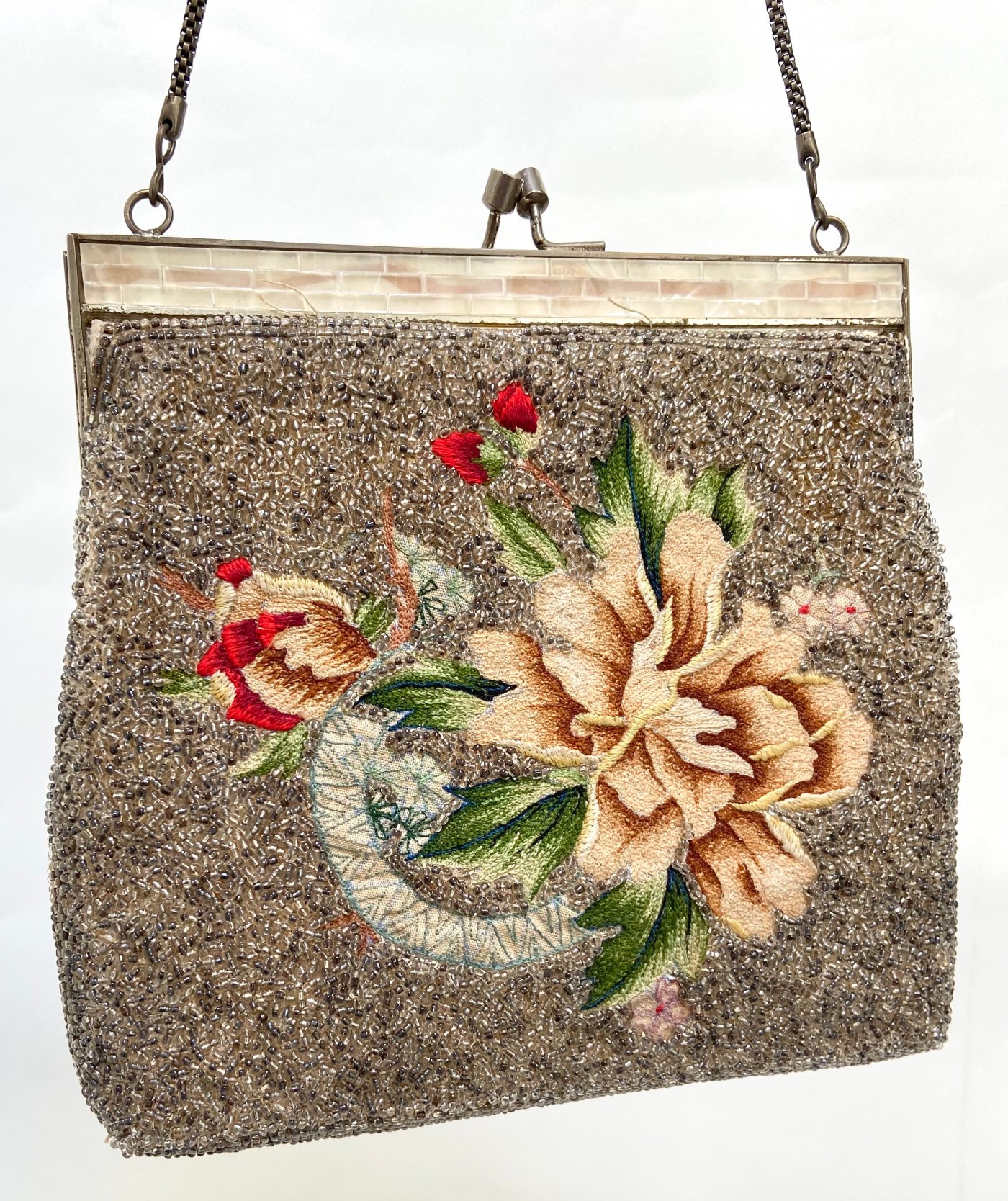 Kralentasje met geborduurde bloemen