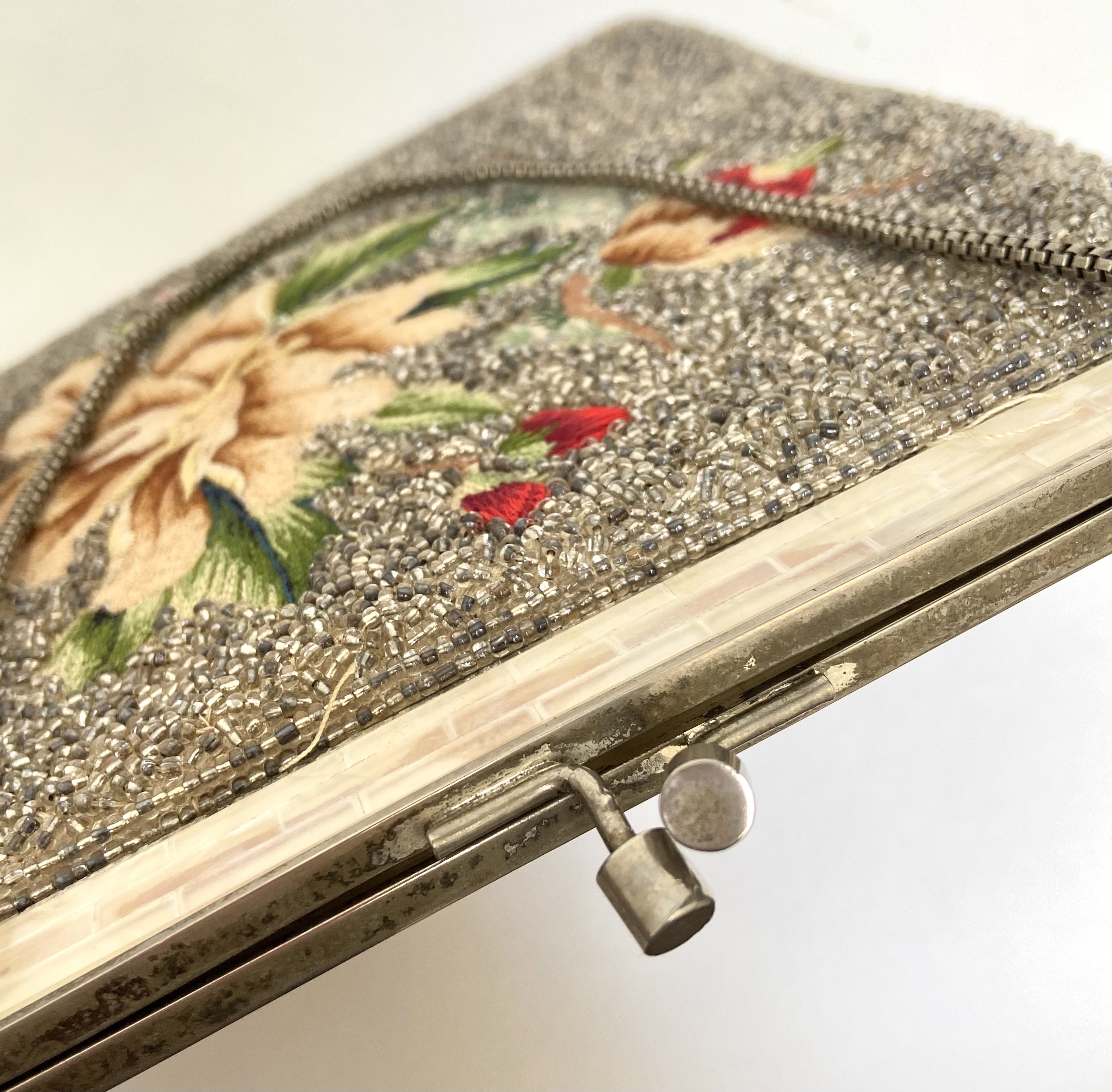 Tasje geborduurde bloemen glaskraaltjes vintage