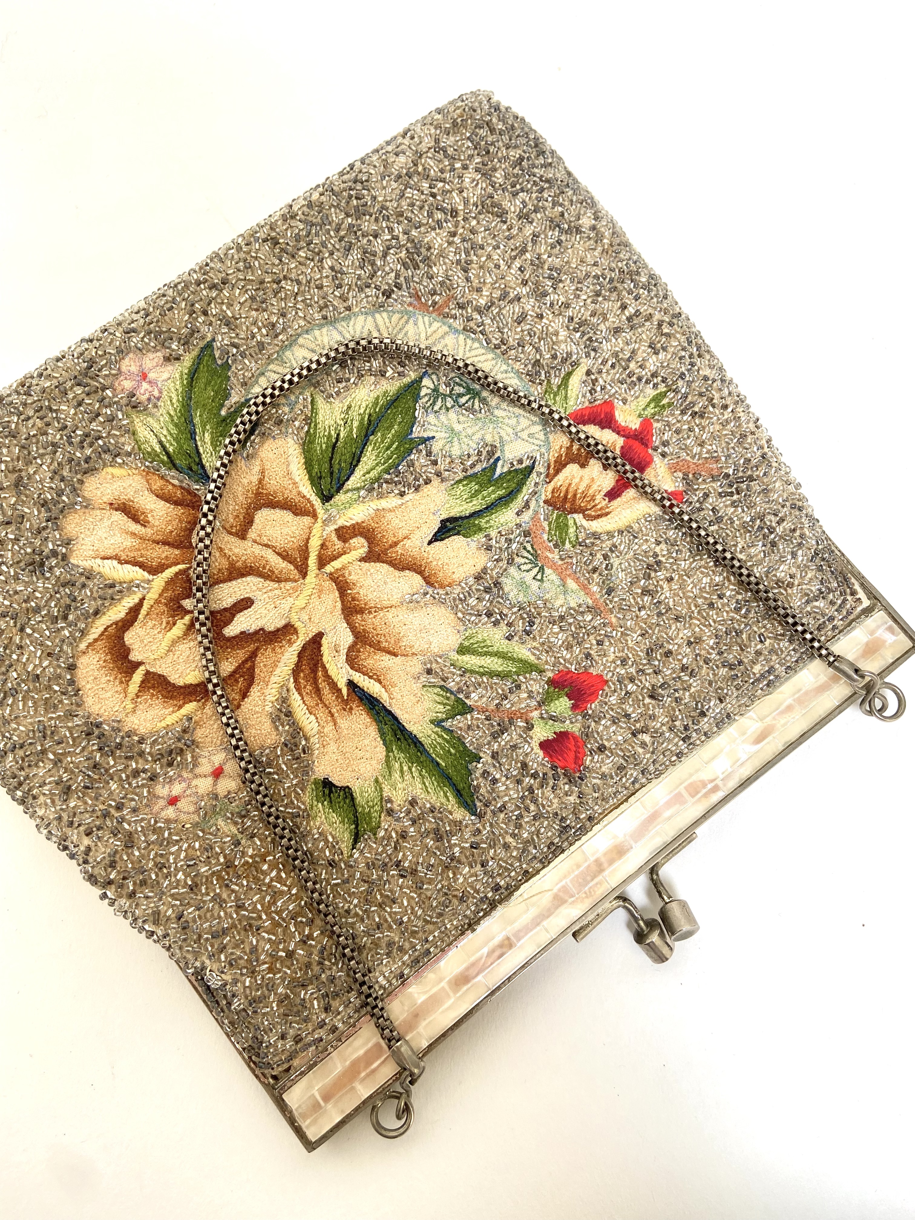 Tasje geborduurde bloemen glaskraaltjes vintage