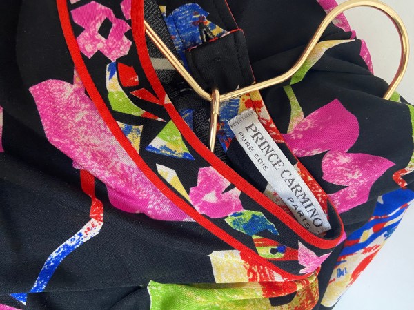 Zijde jurk met een print in felle kleuren op zwart van Prince Carmino Paris