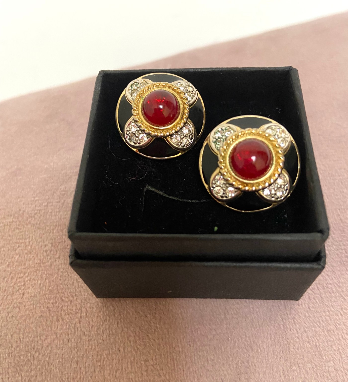 Clip oorbellen 1990s gemerkt Soleil verguld zwart emaille rode steen