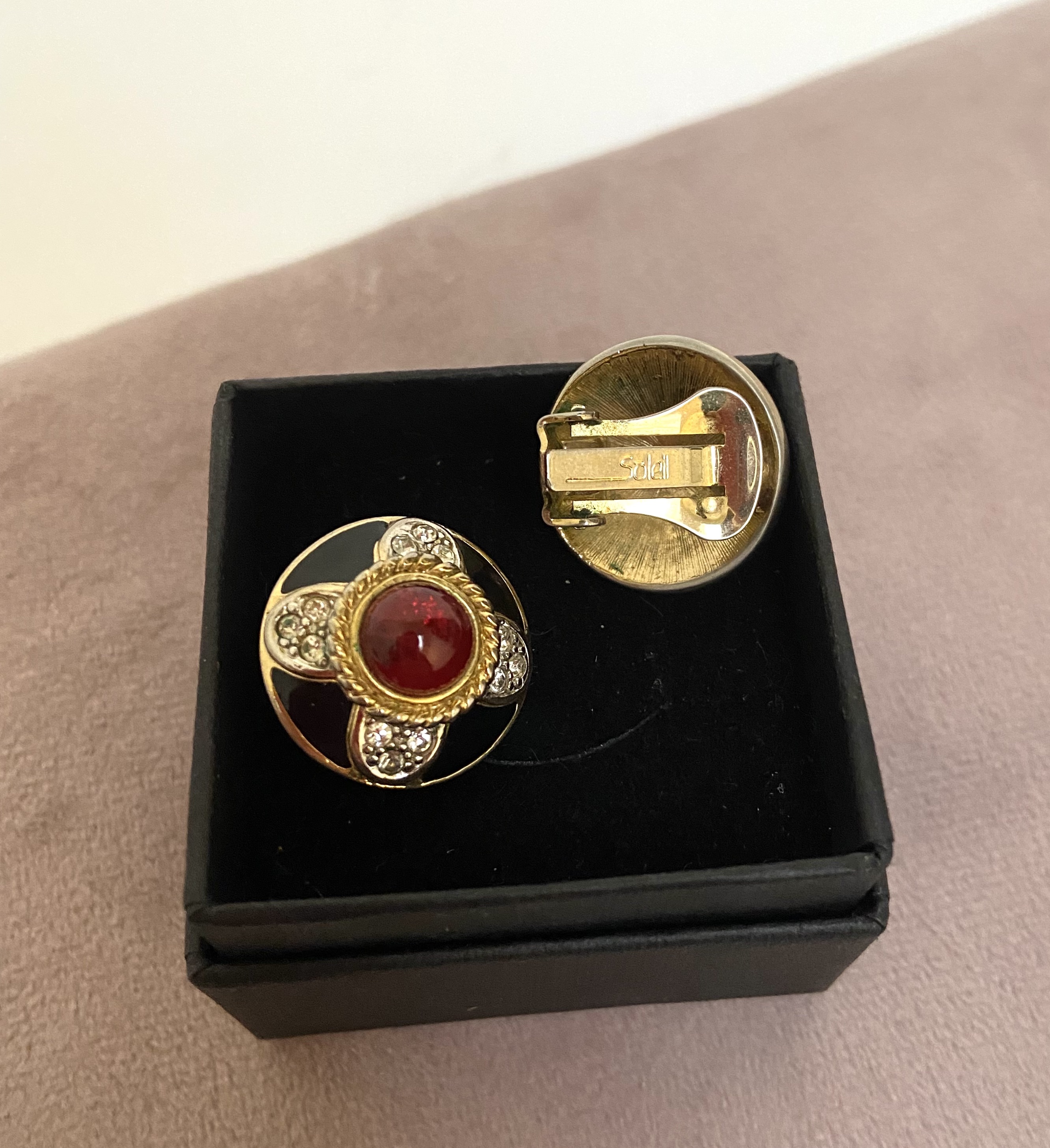 Clip oorbellen 1990s gemerkt Soleil verguld zwart emaille rode steen