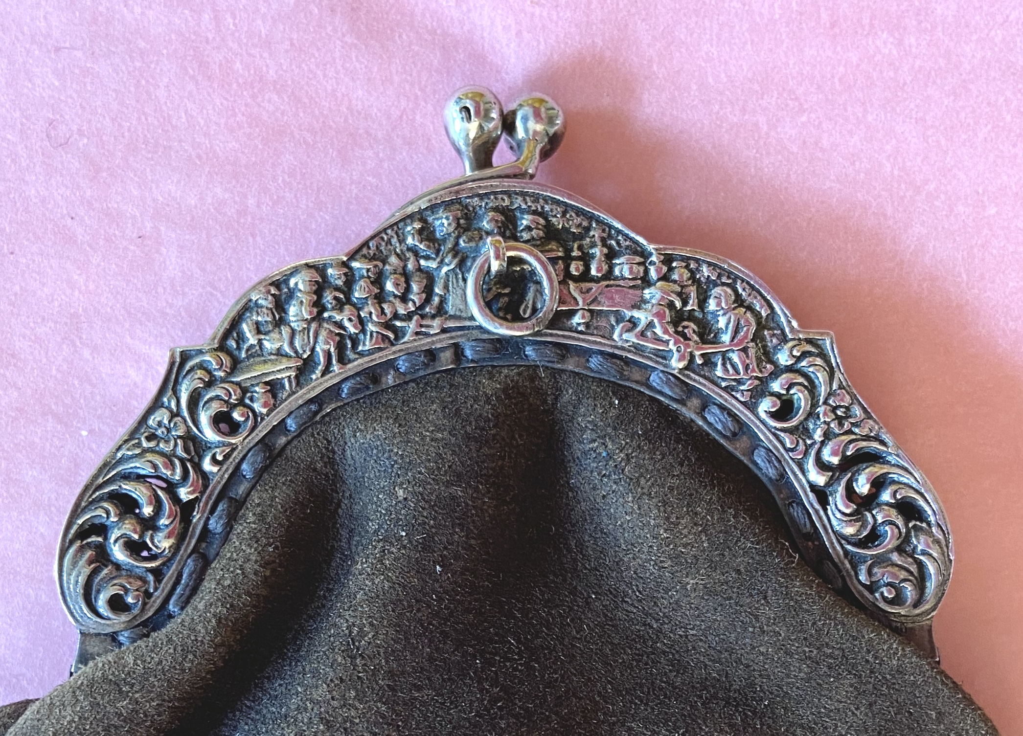 Antiek bruin suede beursje met zilver bewerkte beugel