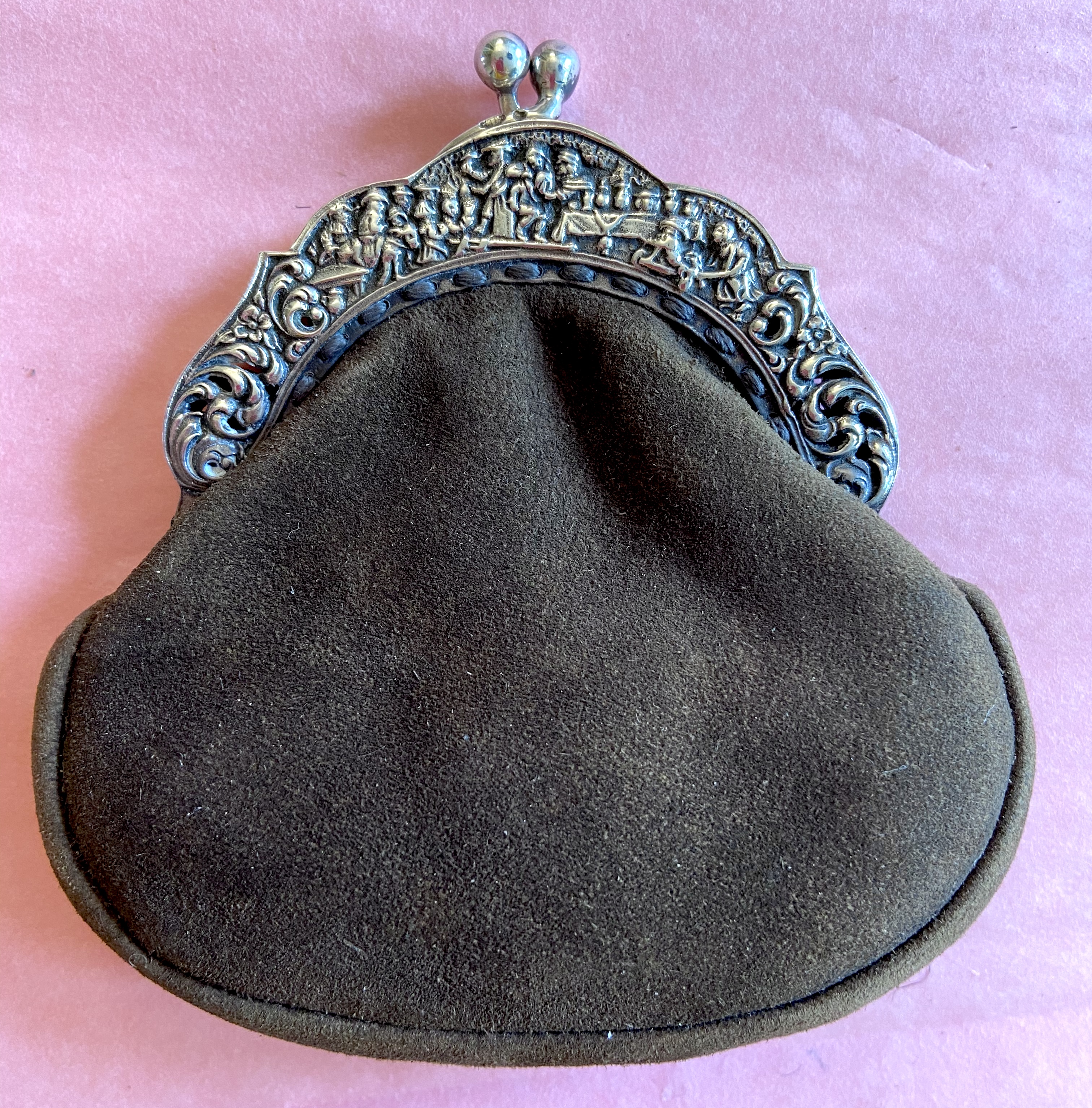 Antiek bruin suede beursje met zilver bewerkte beugel