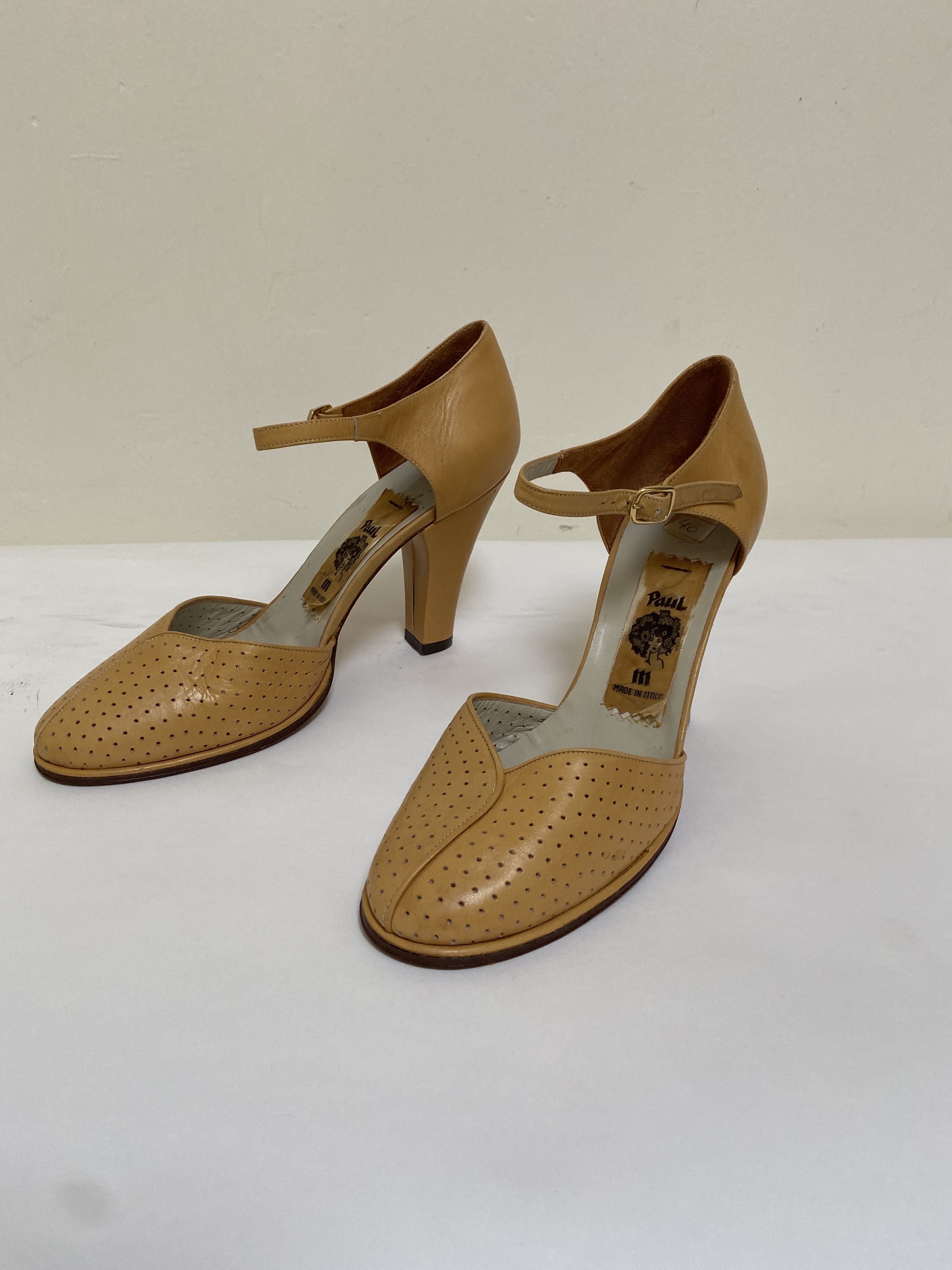 Leren pumps in okergeel met enkelbandje “Frank” made in Italy – Friperie  Jansen 2023