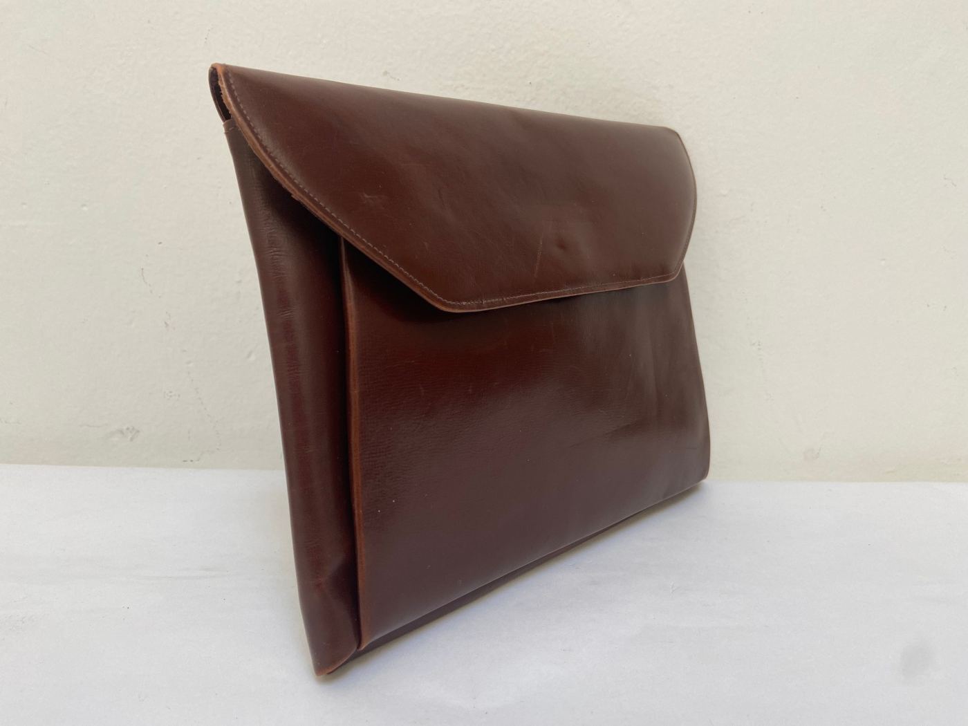 Vintage bruin leren enveloppe of clutch tas uit de jaren 30