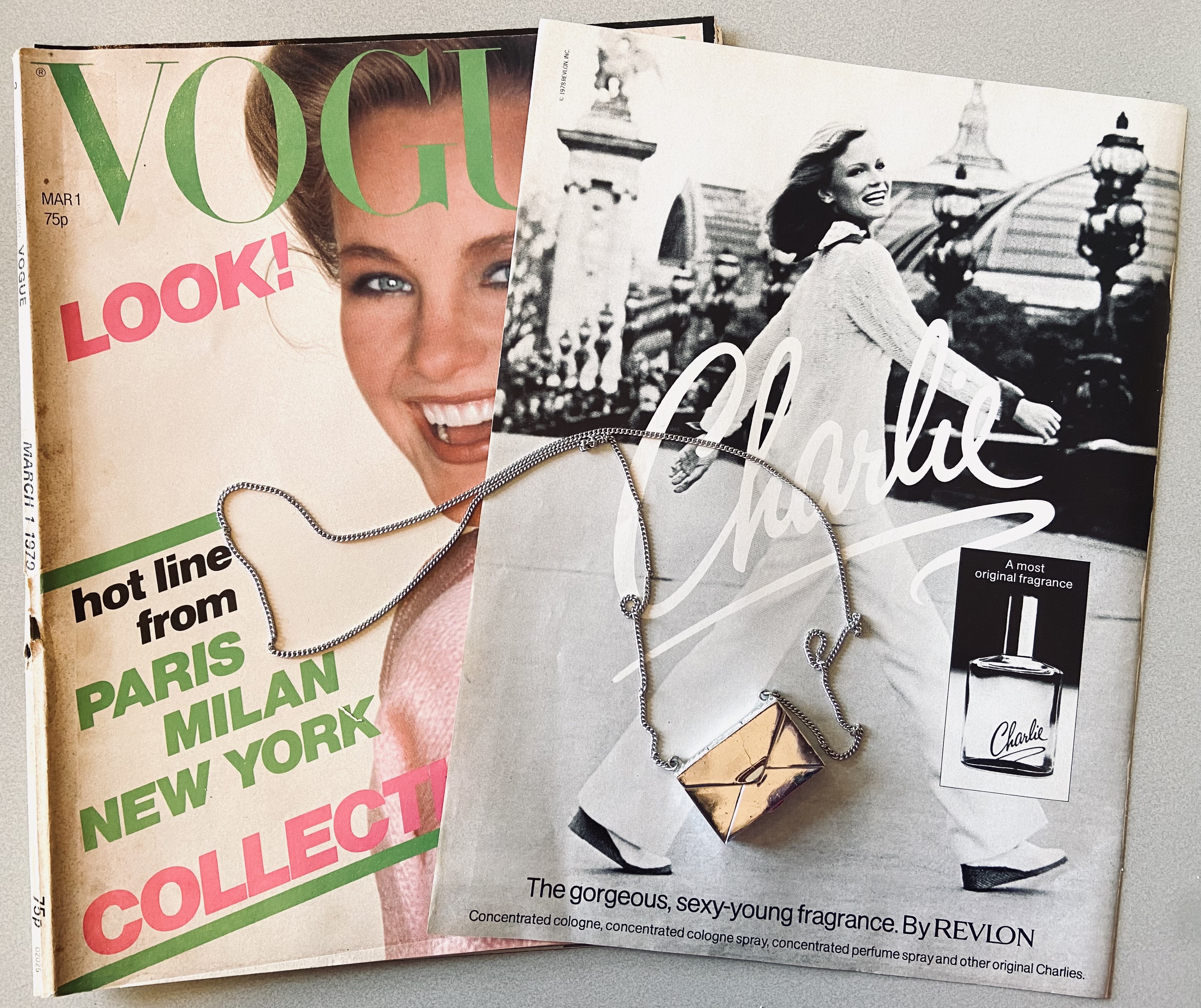 Charlie vintage Parfum ketting van Revlon