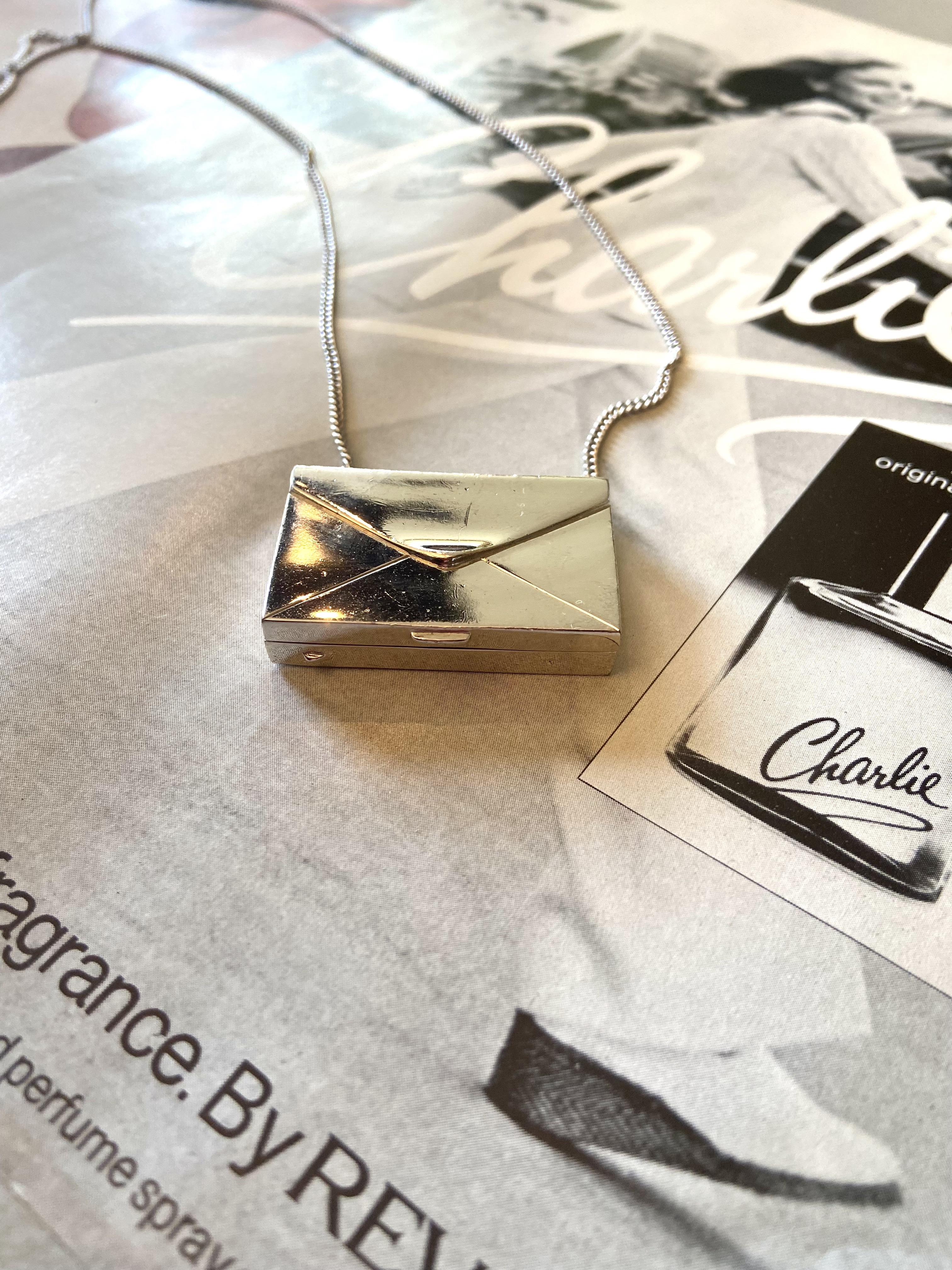 Charlie vintage Parfum ketting van Revlon