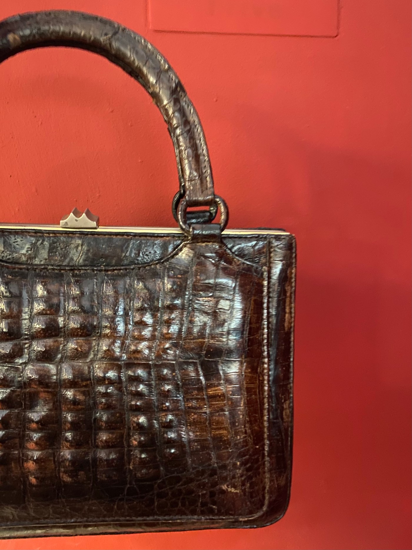 Handtas in bruin kroko leer uit de zeventiger jaren