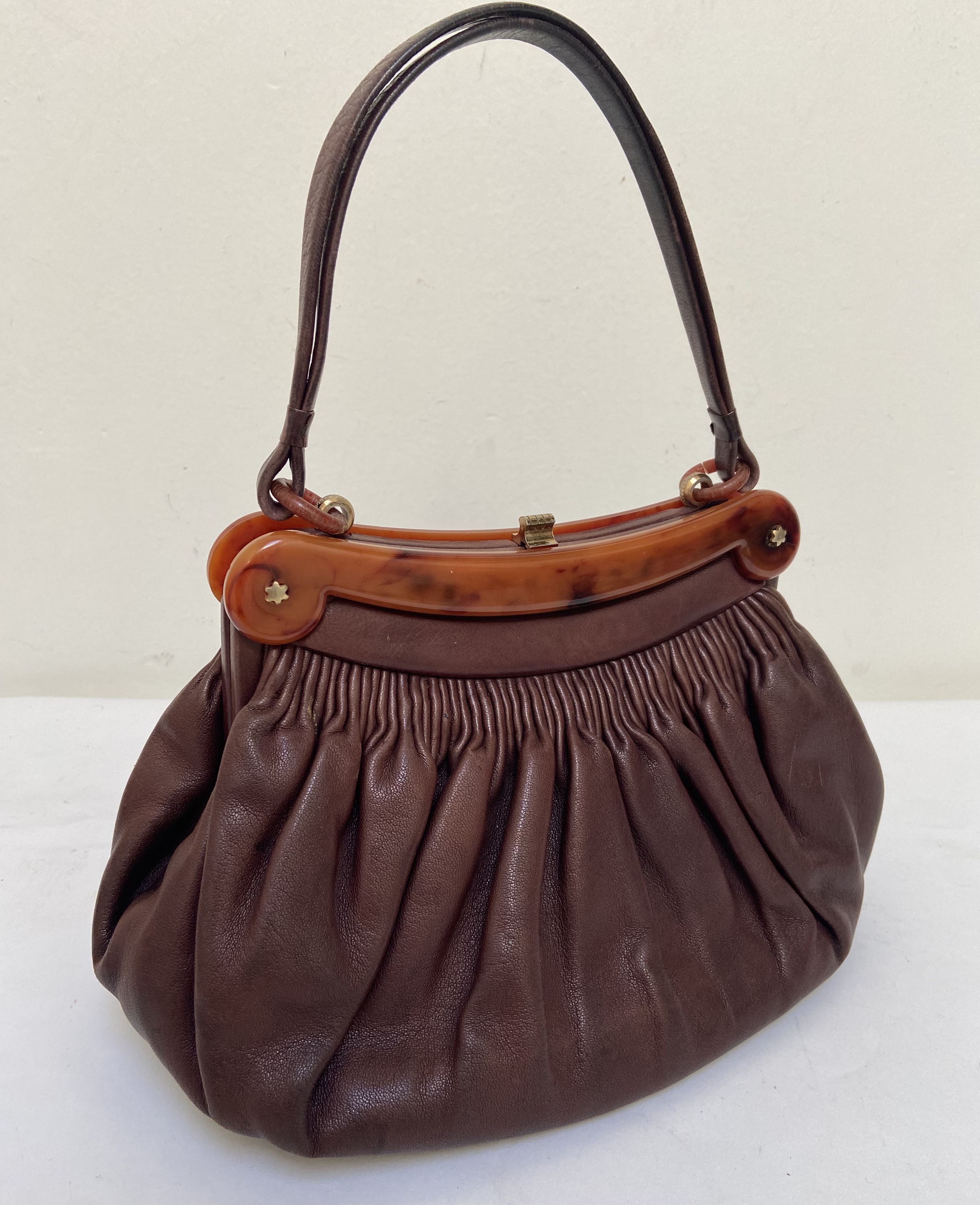 Handtas in geplisseerd leer met celluloid en messing vintage 1940s