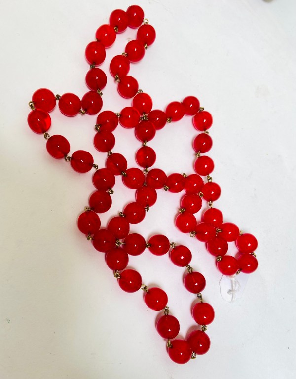 vintage lange ketting gemaakt met rode kralen