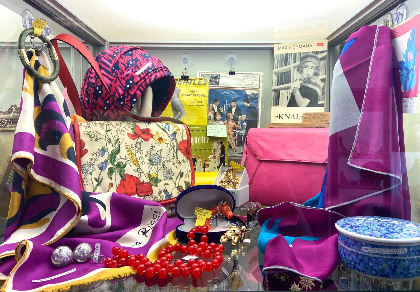 Juli 2023 Friperie Jansen Vitrine 402 in het Antiekcentrum Amsterdam